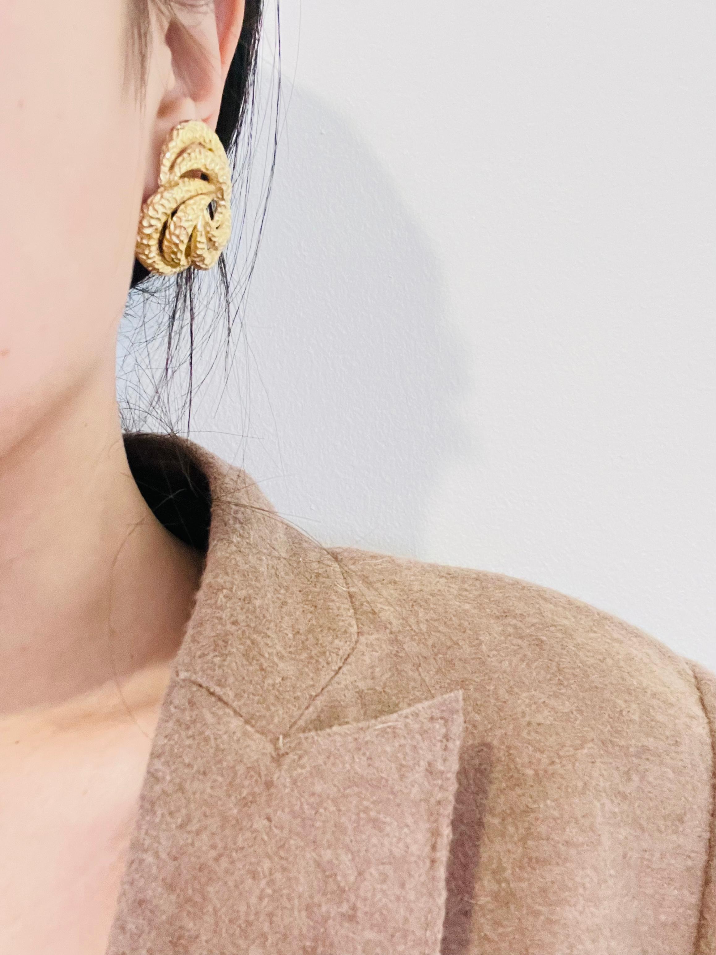 Christian Dior Vintage Große geblümte Trio Kreis Wirbel Twist Seil Clip-Ohrringe im Angebot 1