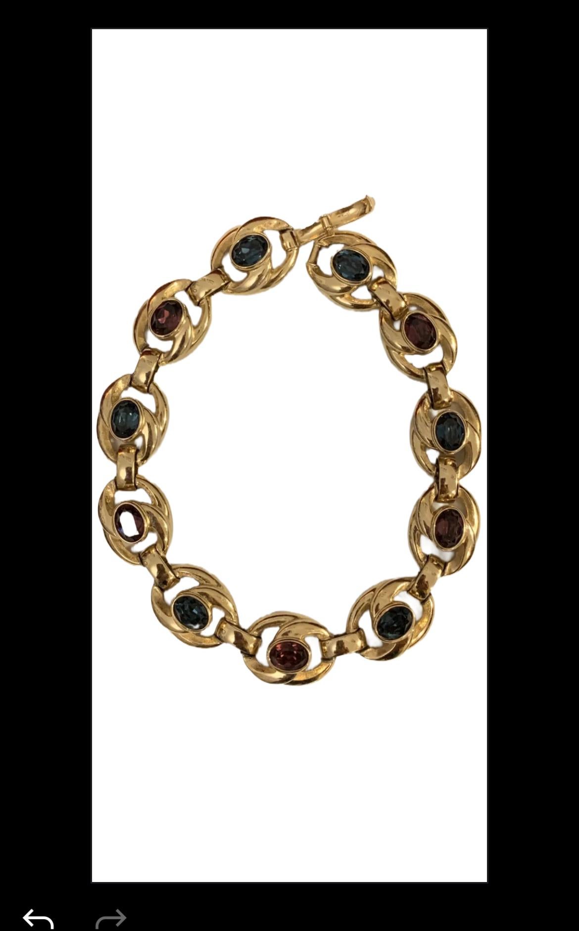 
Eine atemberaubende Vintage Christian Dior Signed Large Crystal Statement Halskette.


Wunderschönes Stück mit elf großen ovalen Stücken, jedes mit einem hübschen violetten Glaskristall oder einem schillernden tiefblauen.


Dieses Stück ist ein