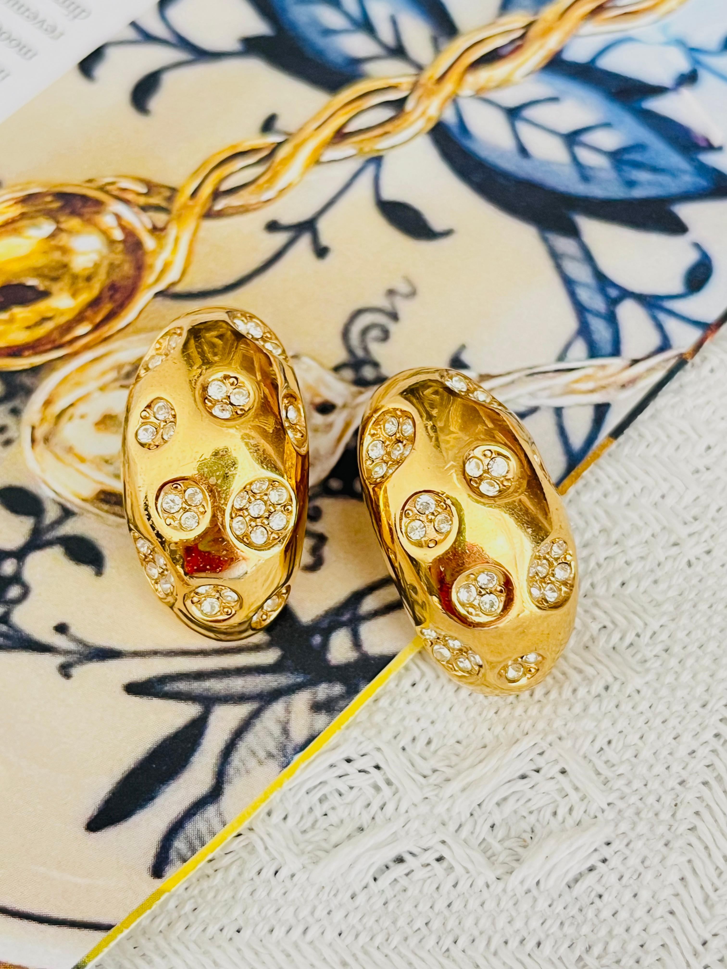 Christian Dior Vintage 1980er Jahre Unisex große Glow Cluster Kristalle Kreis Hälfte Hoop Dome klobig Erklärung Modernist Clip Ohrringe, Gold-Ton

Sehr guter Zustand. Vielleicht leichte Kratzer oder Farbverluste, kaum wahrnehmbar. 100% echt.

Ein