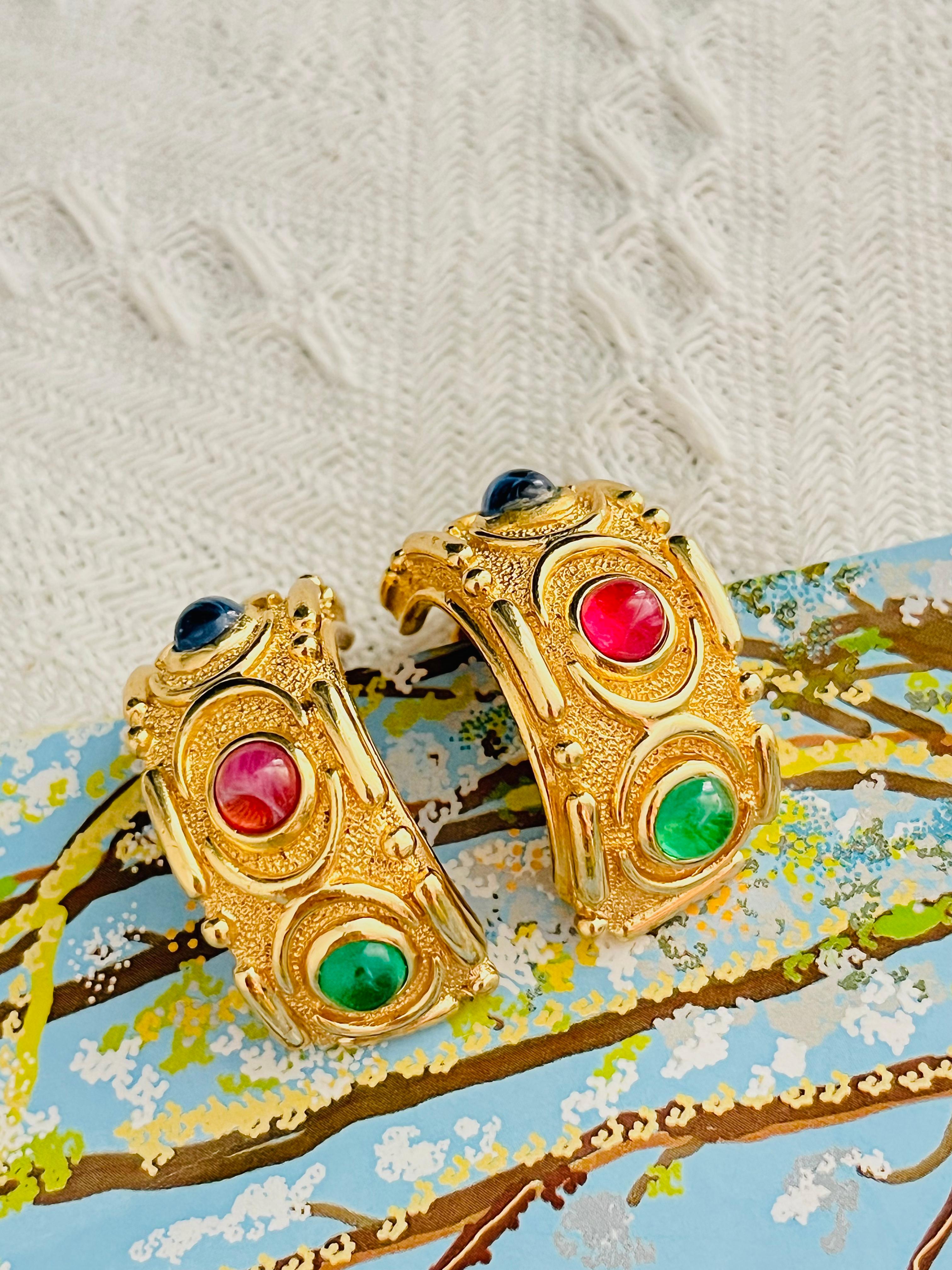 Christian Dior Vintage 1970s Textured Large Massive Luxury Baroque Gripoix Emerald Sapphire Ruby Circle Marble Green Navy Blue Red Cabochon Engraved Domed Half Hoop Openwork Exquisite Chunky Statement Elegant Clip Earrings, Gold Tone

Very good