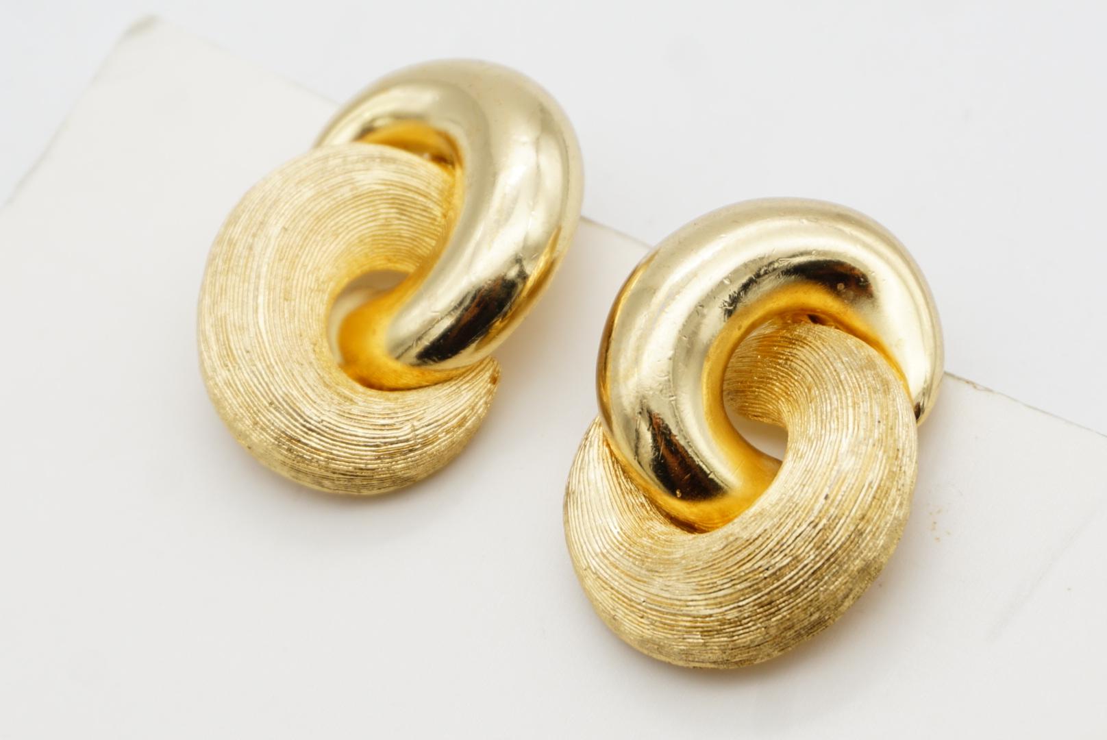 Christian Dior Vintage Large Interlocked Glow Matte Knot Chunky Gold Earrings For Sale 5