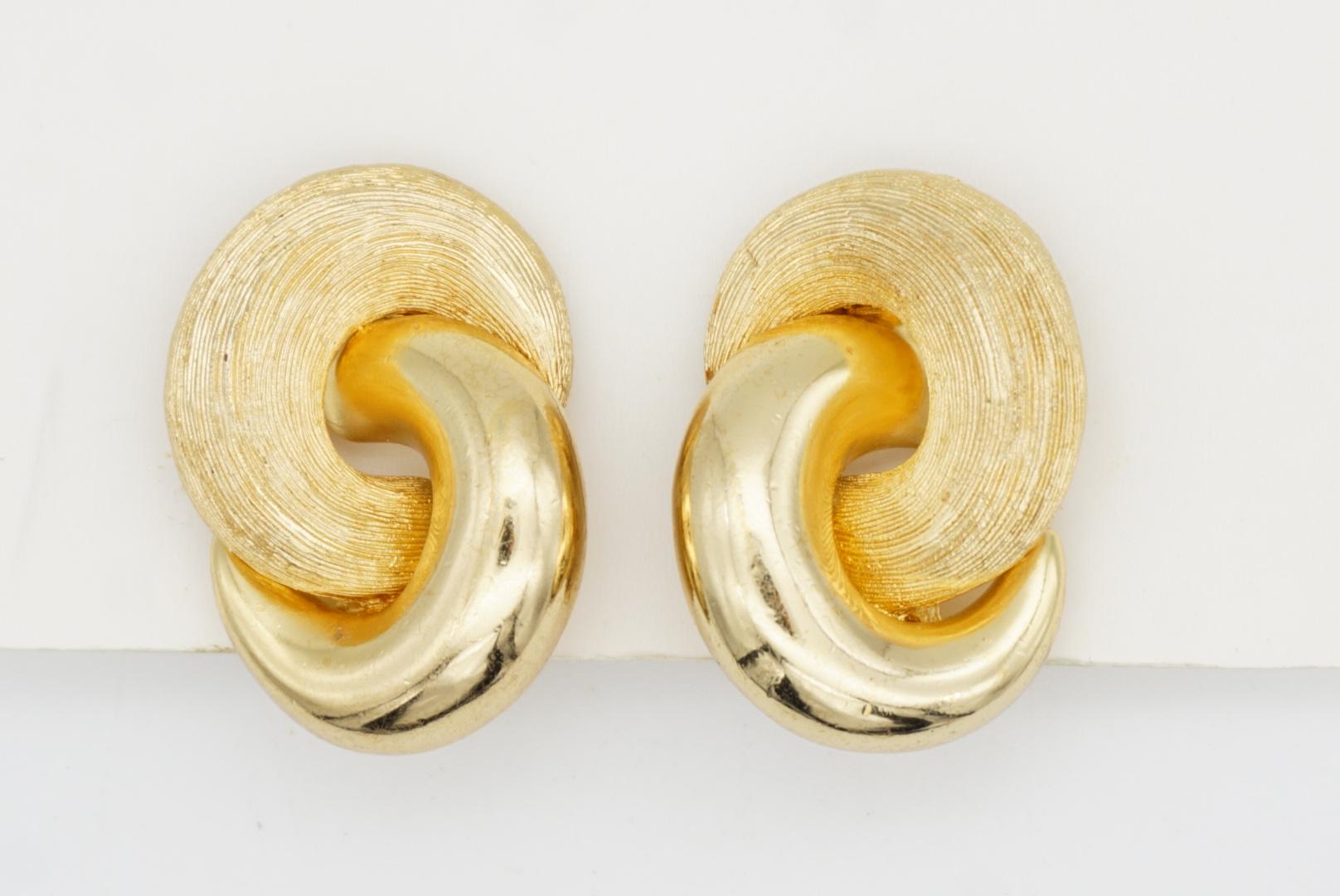 Christian Dior Vintage Large Interlocked Glow Matte Knot Chunky Gold Earrings For Sale 2