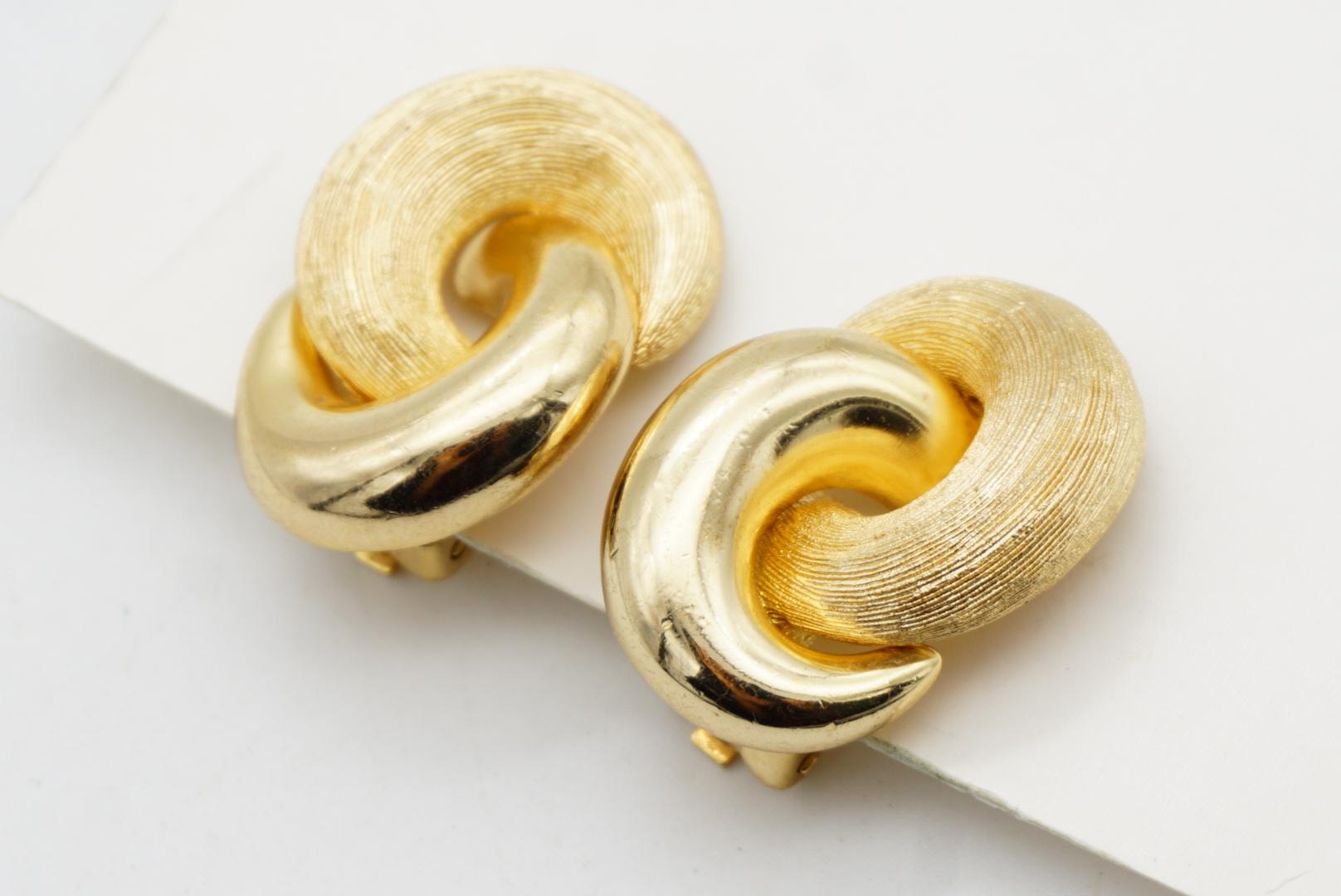 Christian Dior Vintage Large Interlocked Glow Matte Knot Chunky Gold Earrings For Sale 3