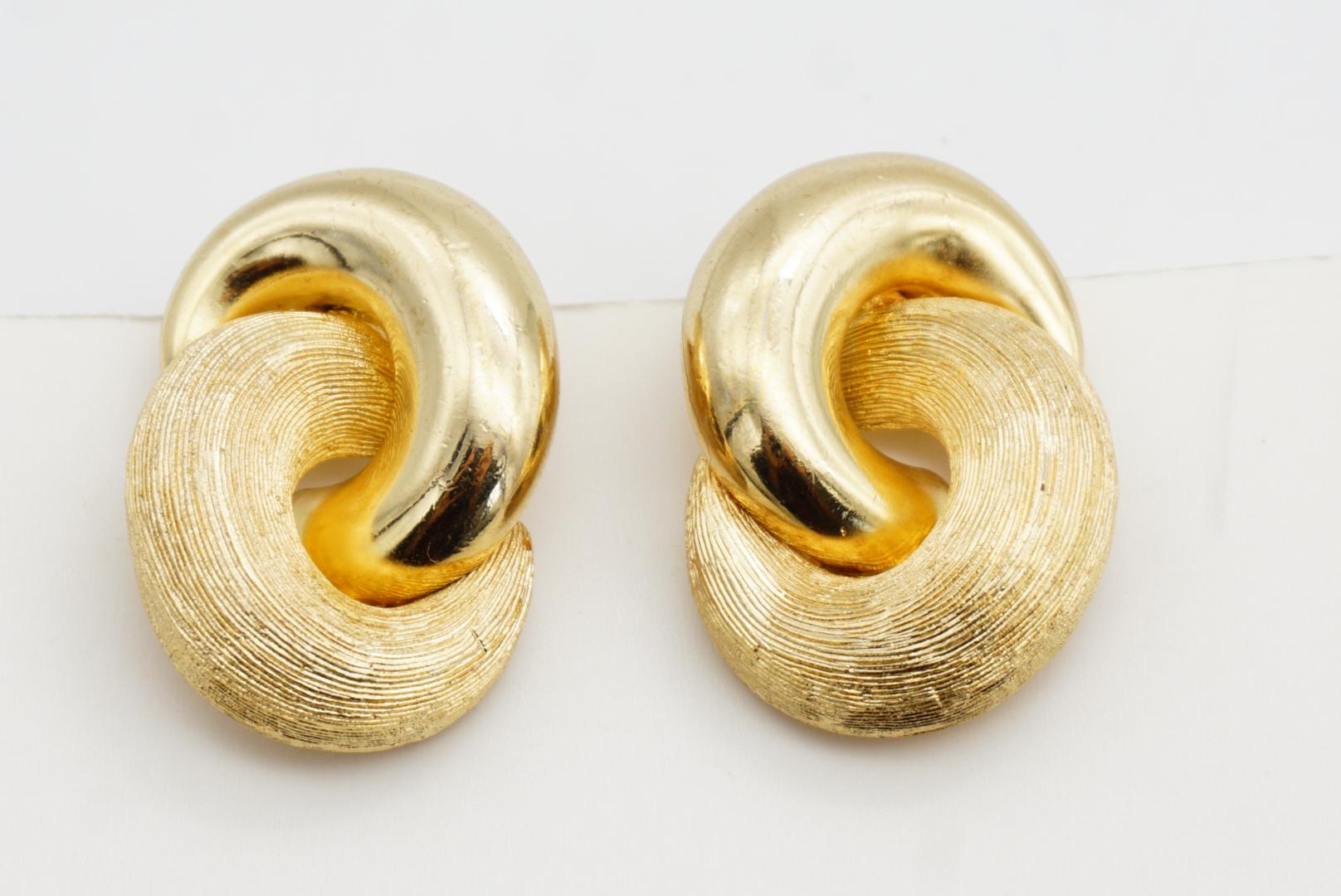 Christian Dior Vintage Large Interlocked Glow Matte Knot Chunky Gold Earrings For Sale 4