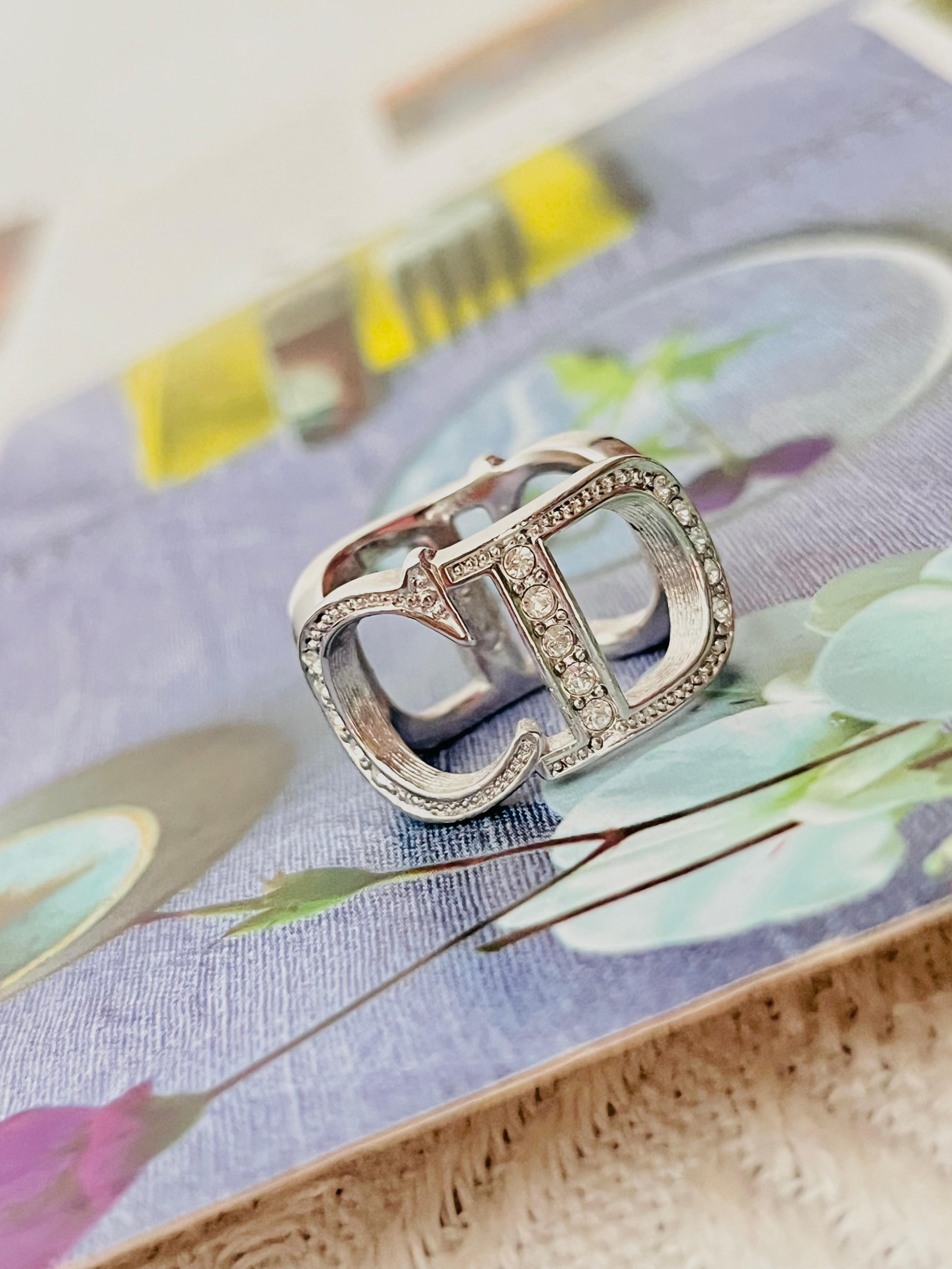 Christian Dior Vintage 1980s Large Logo CD Double Side Shining Crystals Halo Cocktail Statement Chunky Elegant Modernist Ring, US 6, Silver Tone

Very excellent condition. Very new. 100% Genuine.

Very beautiful ring. Very rare to find. Signed