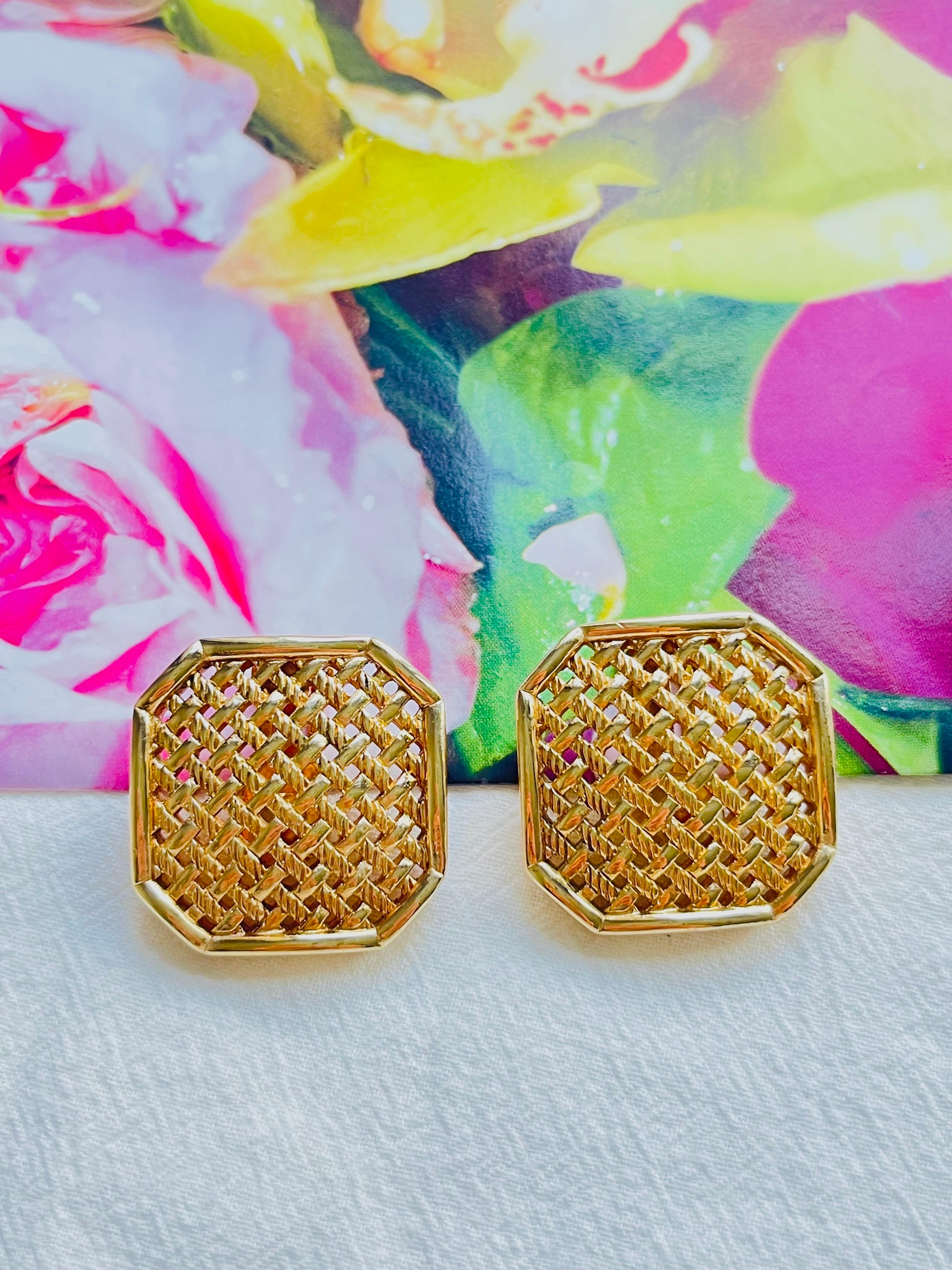Christian Dior Vintage Large Octagon Square Openwork Mesh Statement Modernist Clip Earrings, Gold Tone

Very good condition. Very light scratches or colour loss, barely noticeable. 100% Genuine.

Signed at the back. Rare to find.

Size: 3.2*3.2
