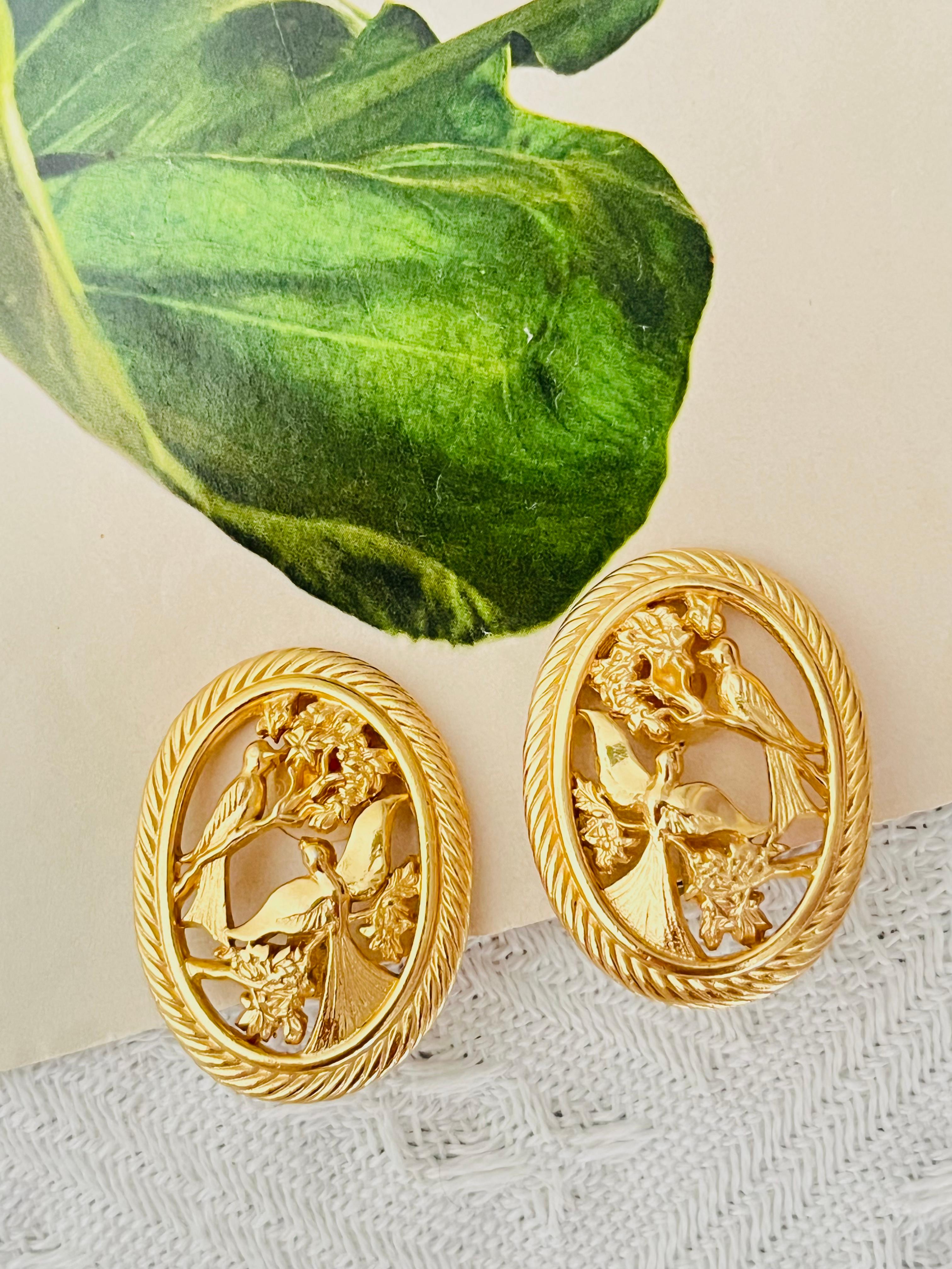 Christian Dior 1970er Vintage orientalischen Stil Extra große ovale durchbrochene zwei Vogel Blatt Branch Blume Elegant klobig Erklärung Clip Ohrringe, vergoldet

Sehr guter Zustand. Gezeichnet 'Chr.Dior (C)'. 100% echt.

Sie ist etwa 50 Jahre alt.