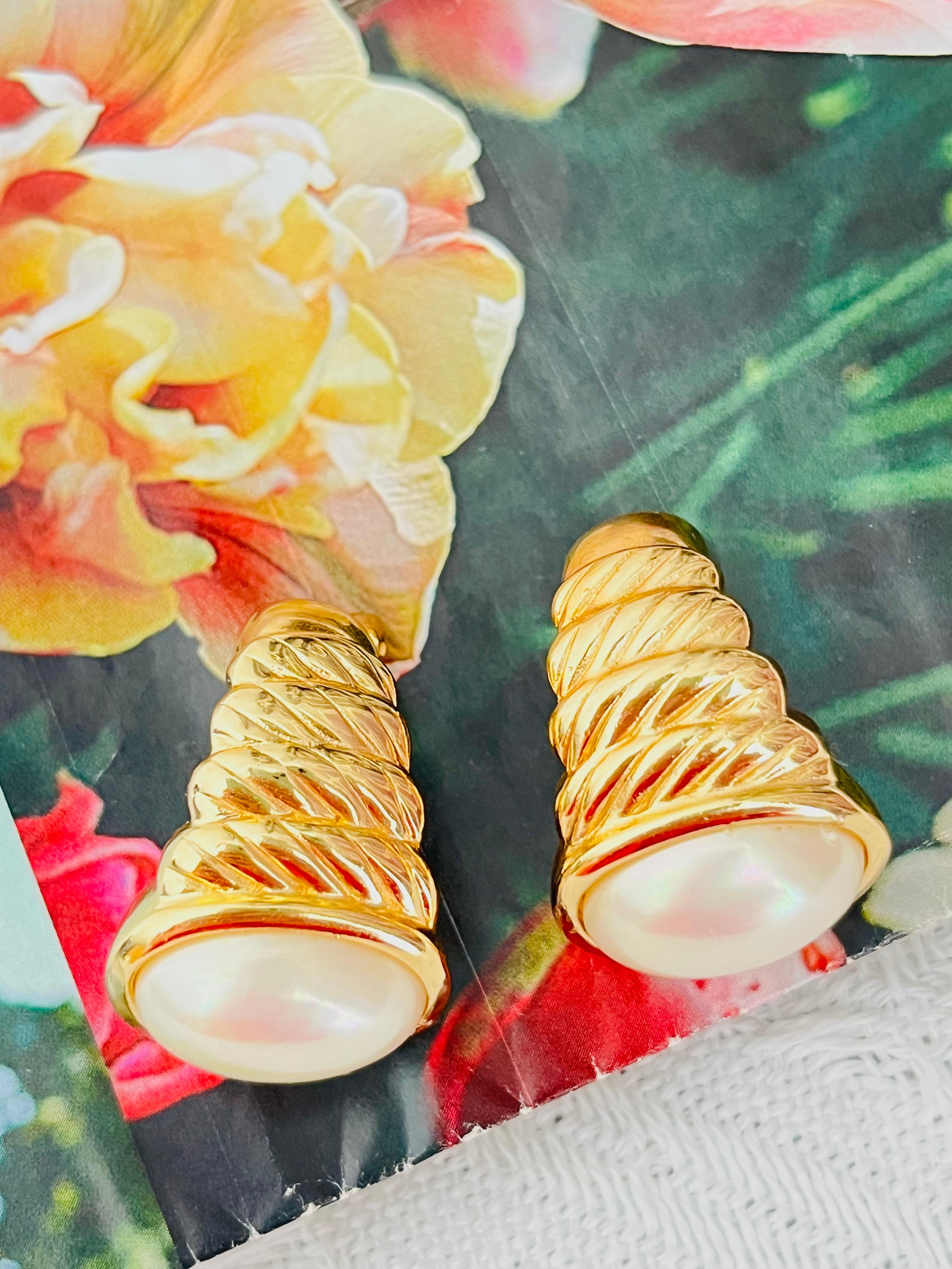 Christian Dior Vintage Large Oval White Pearl Conch Dome Chunky Clip Earrings In Good Condition For Sale In Wokingham, England