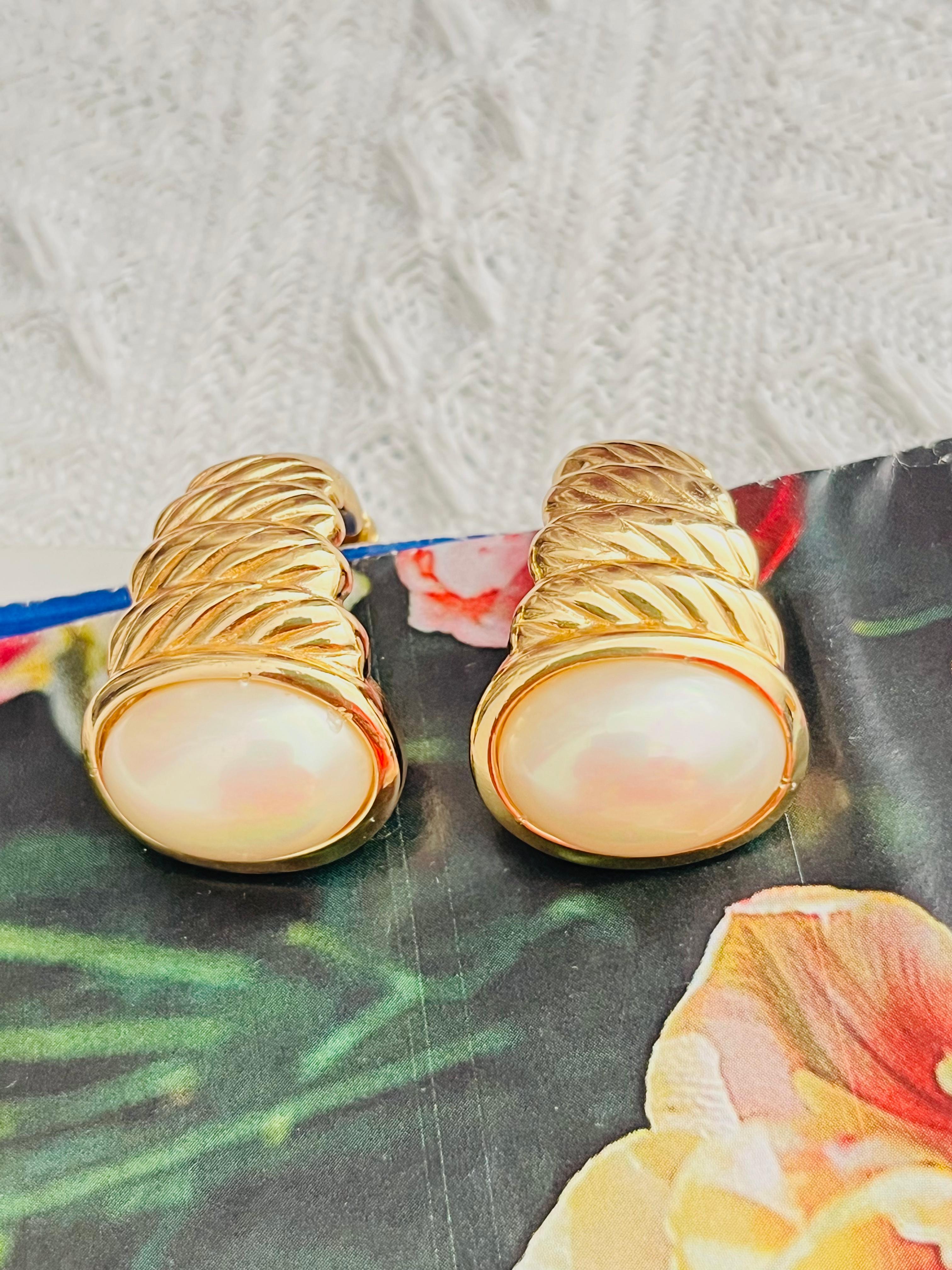 Christian Dior Vintage Large Oval White Pearl Conch Dome Chunky Clip Earrings For Sale 2