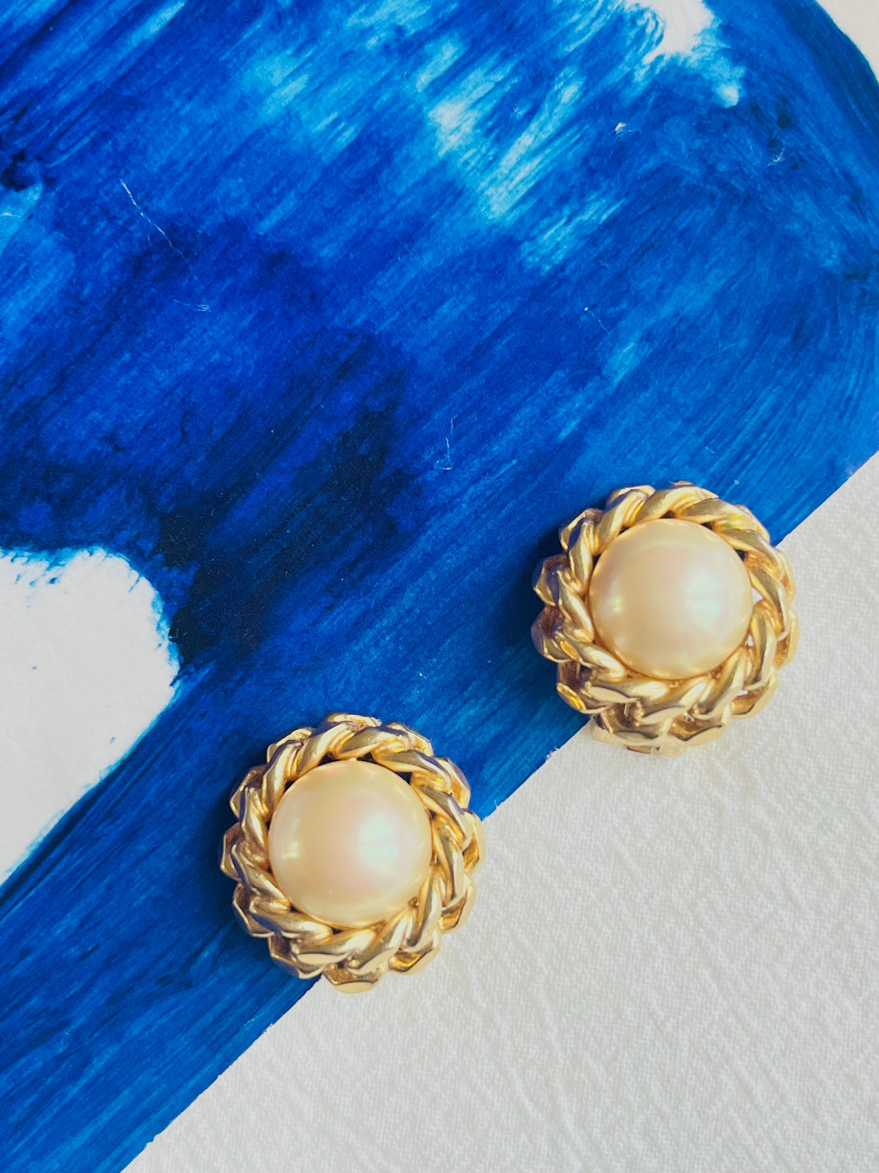 Christian Dior Vintage Large Round Pearl Rope Twist Interlock Clip Gold Earrings In Excellent Condition For Sale In Wokingham, England