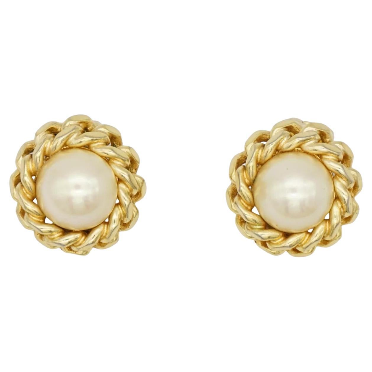 
Christian Dior Vintage Años 80 Pendientes de clip elegantes con perla blanca redonda grande y cuerda entrelazada, tono dorado

Muy buen estado. 100% original. Vintage y raro de encontrar.

Un par de pendientes muy bonitos de Chr. DIOR, firmado al