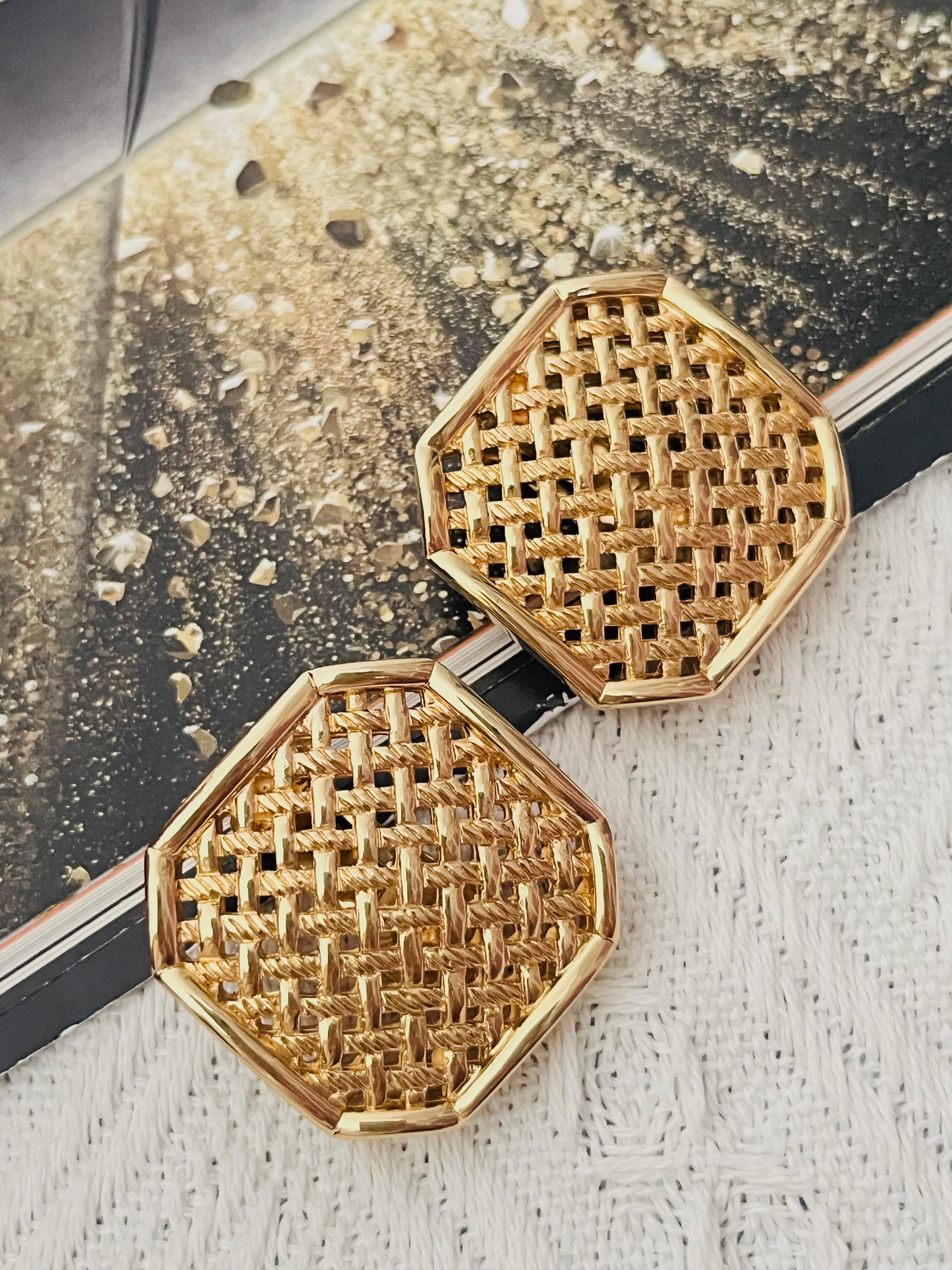 Christian Dior Vintage 1980s Unisex Large Square Octagon Basket Woven Openwork Chunky Statement Modernist Clip Earrings, Gold Tone

Very excellent condition. 100% Genuine.

Signed at the back. Rare to find.

Material: Gold plated metal.

Size: