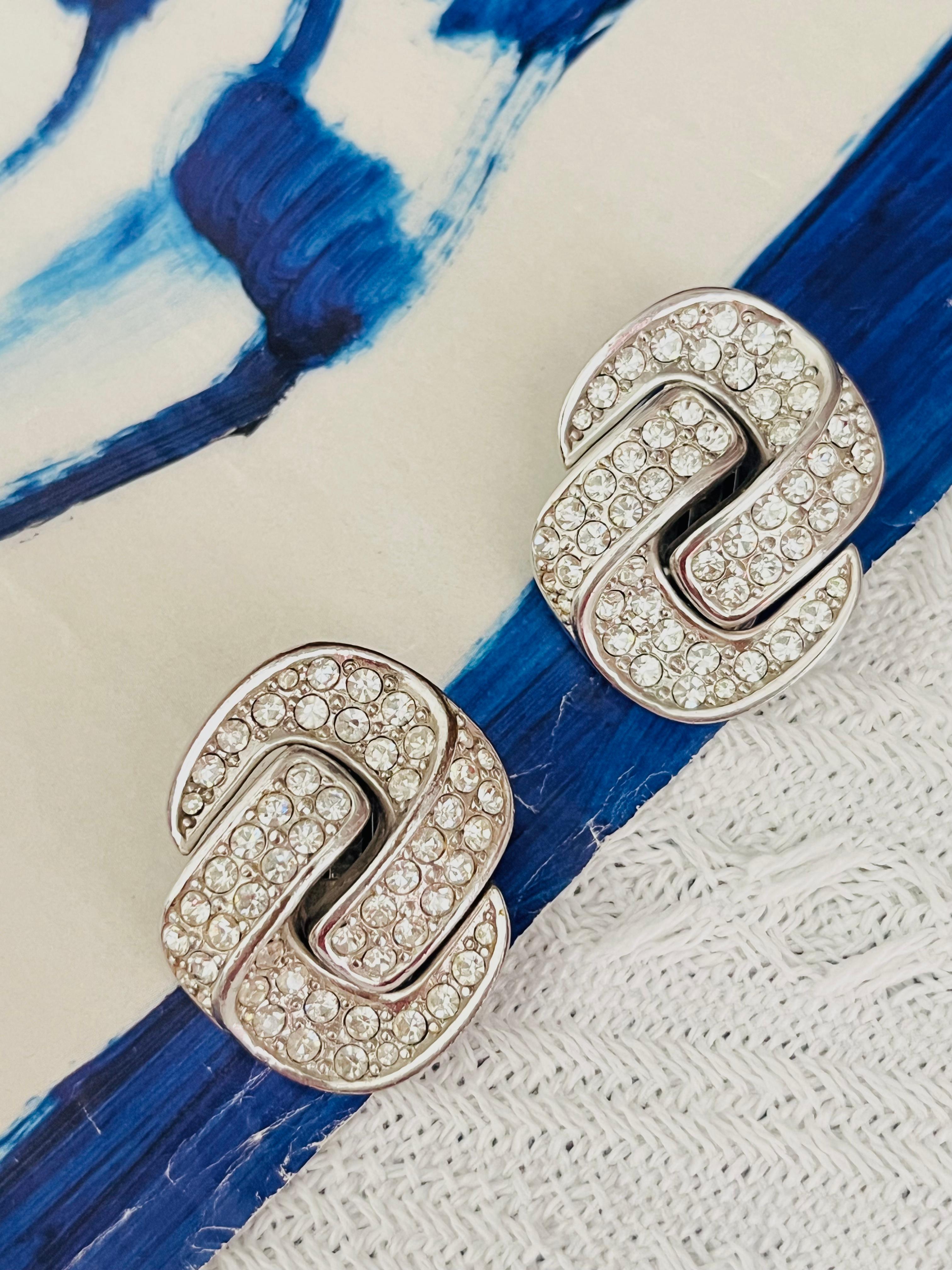Christian Dior Vintage Años 80 Unisex Grandes Cristales Enteros Nudo Entrelazado Elegante Modernista Chunky Pendientes de Clip, Chapados en Plata

Muy buen estado. Sin pérdida de piedras, ligeros arañazos o pérdida de color, apenas perceptibles.