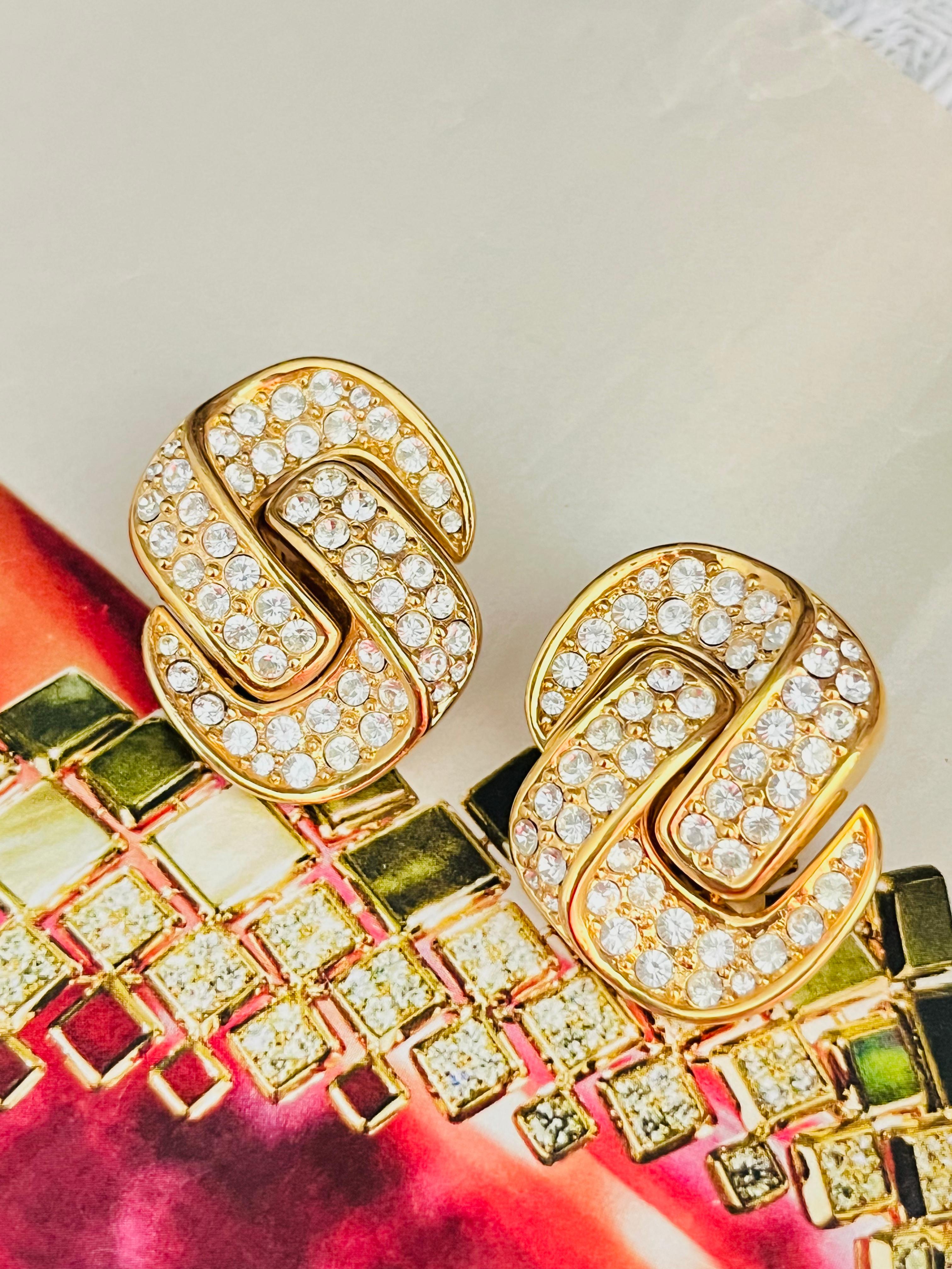 Christian Dior Vintage anni '80 Unisex Grandi Cristalli Interi Nodo Intrecciato Eleganti Orecchini a Clip Modernisti, Placcati in Oro

Ottime condizioni. Non ci sono pietre perse, il lato anteriore è eccellente. Solo leggeri graffi o perdita di
