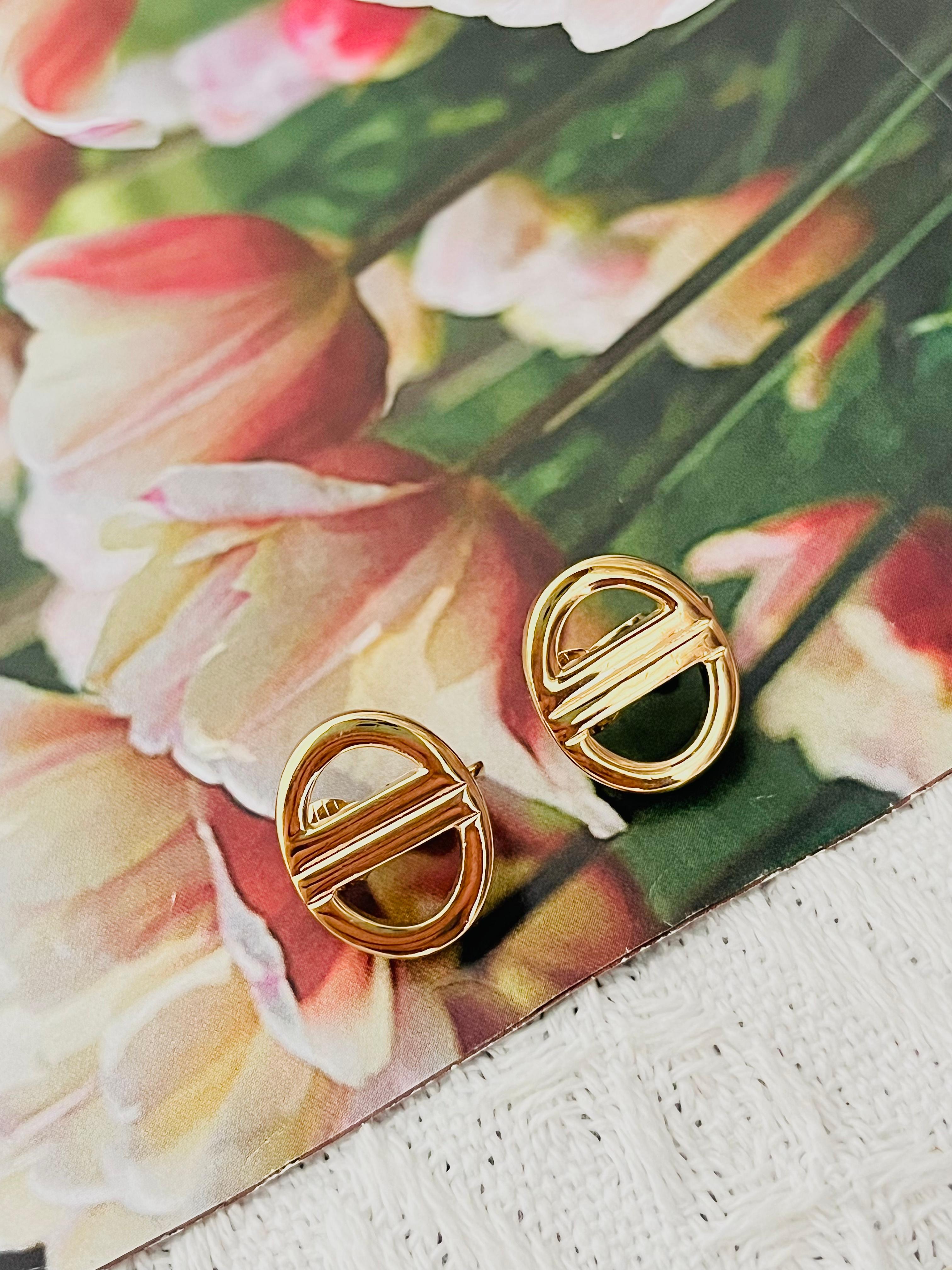 Christian Dior Vintage 1980s Unisex Classic Logo CD Double Half Circle Oval Monogram Hallmark Openwork Petite Clip Earrings, Gold Tone

Very excellent condition. 100% genuine.

A very beautiful pair of clip on earrings by Chr. DIOR, signed at the