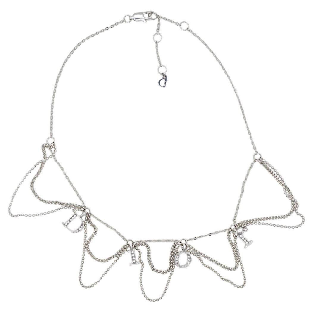 Christian Dior Vintage Logo Monogram Crystals Charm Trio Tassel Schichten elegante Halskette, versilbert

Sehr guter Zustand. Gezeichnet 'Chr.Dior (C)'. 100% echt.

Sie ist etwa 30 Jahre alt. Dies ist ein sehr stilvolles und seltenes