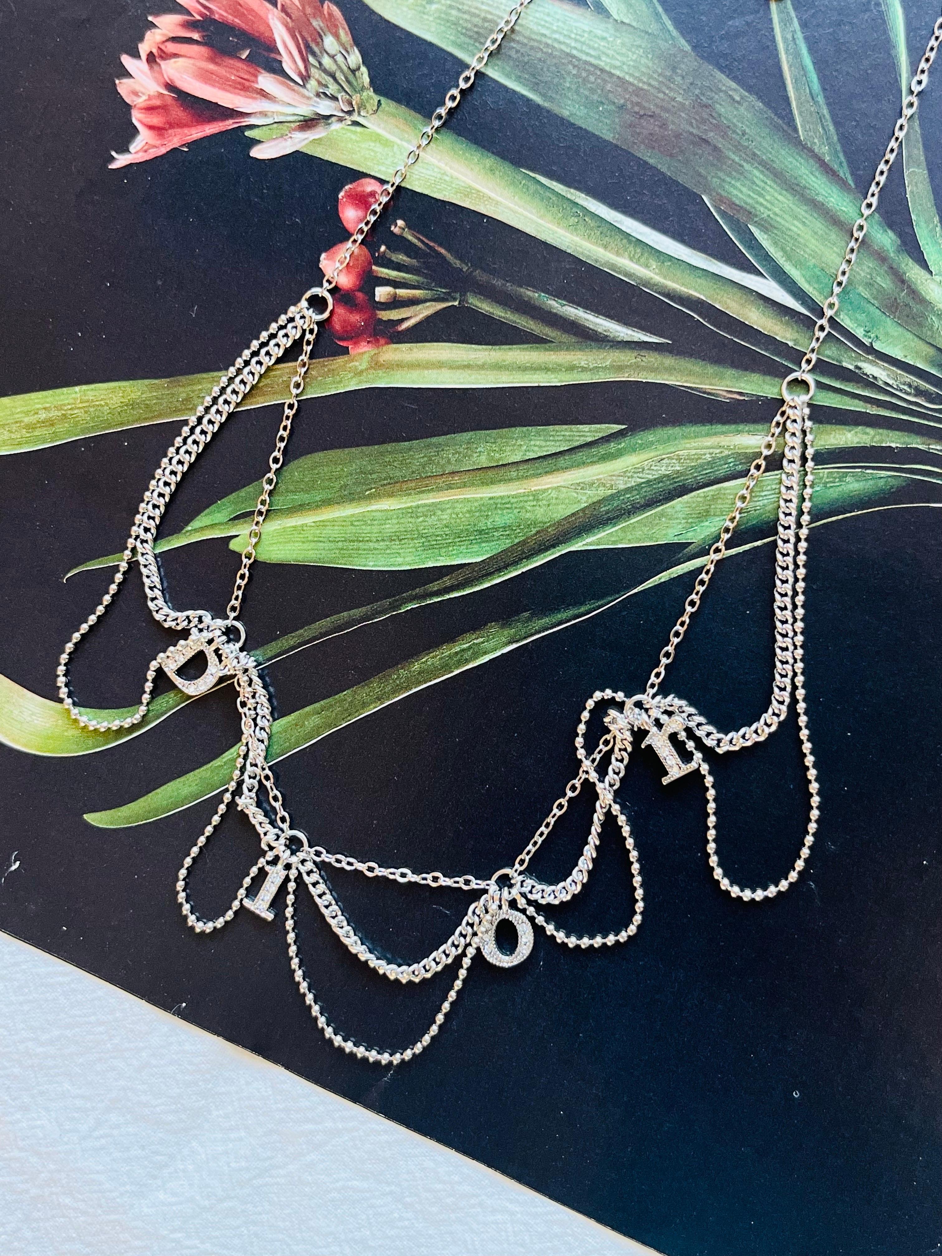 Christian Dior Vintage Logo Monogramm Kristalle Charm Trio Quaste Silber Halskette mit Quaste (Art déco) im Angebot