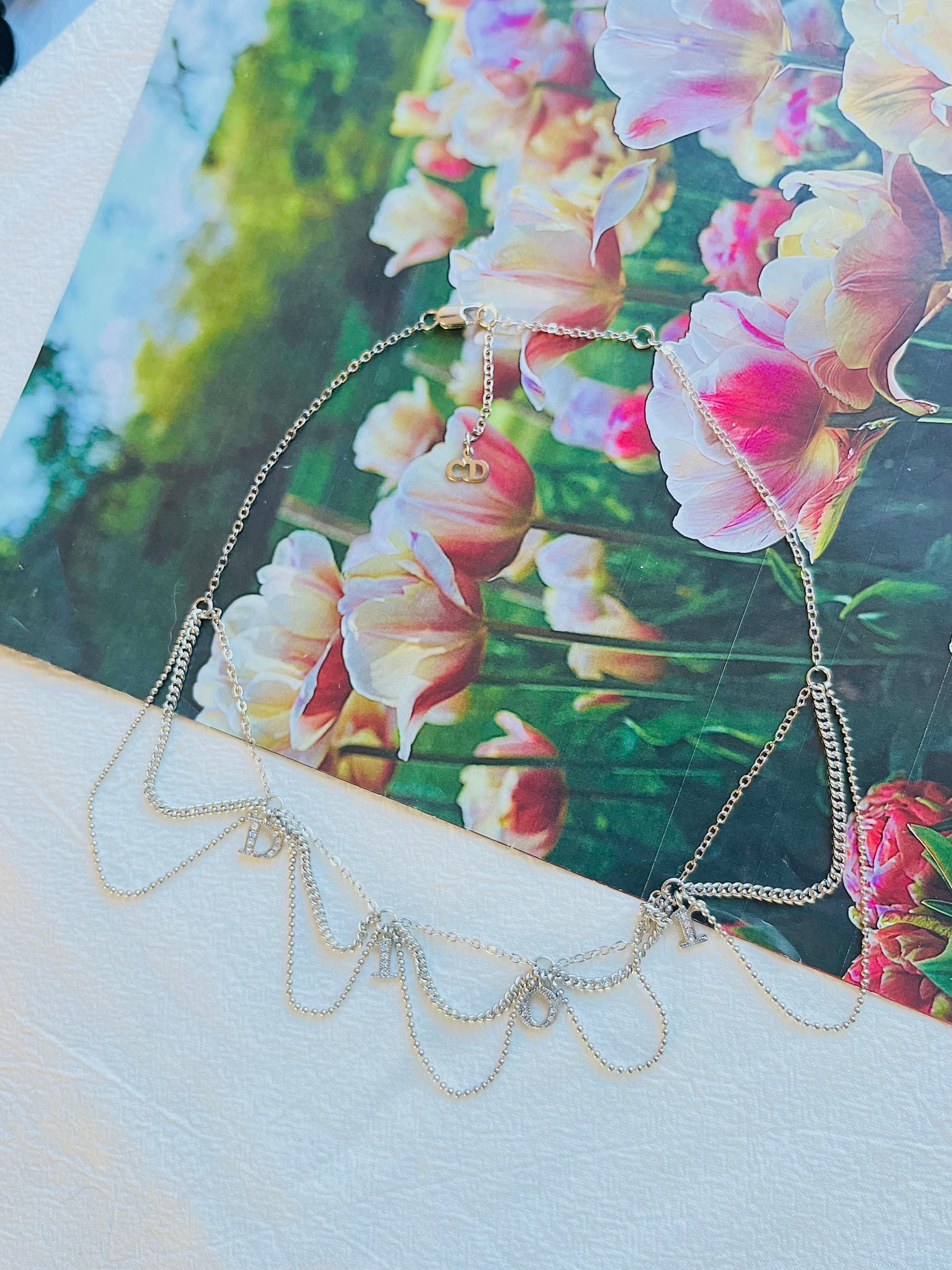 Christian Dior Vintage Logo Monogramm Kristalle Charm Trio Quaste Silber Halskette mit Quaste im Zustand „Hervorragend“ im Angebot in Wokingham, England