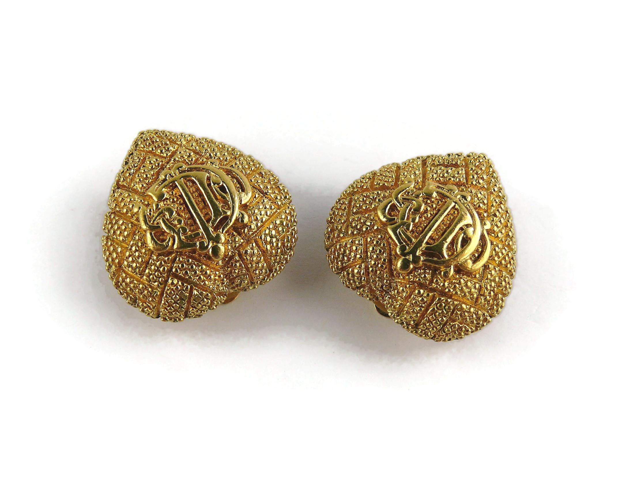 Christian Dior Vintage Logo Textured Heart Clip-On Earrings In Good Condition For Sale In Nice, FR
