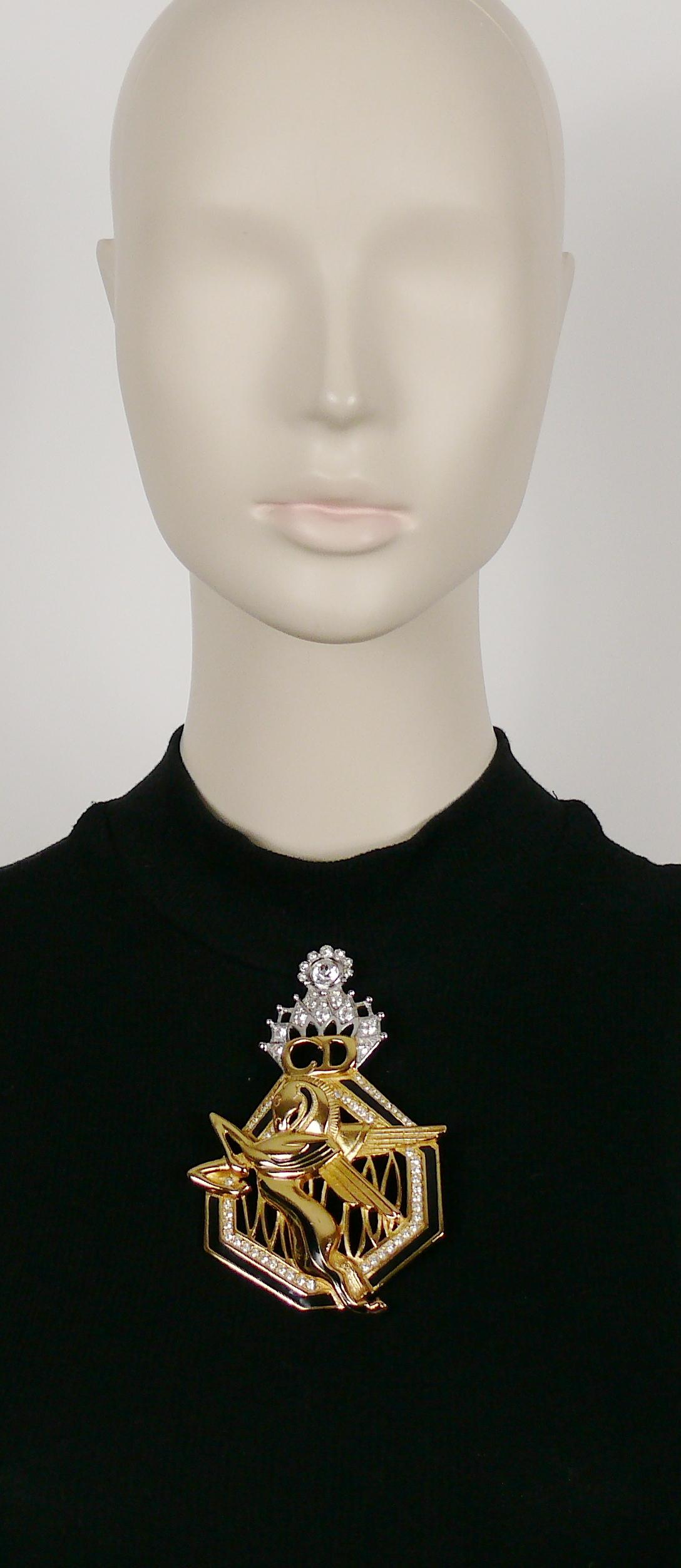 CHRISTIAN DIOR Broche de estilo Art Decó vintage de oro macizo con un pegaso con el monograma CD, adornado con esmalte negro y cristales transparentes.

Boutique marcada CHRISTIAN DIOR.
Alemania.

Medidas orientativas: altura aprox. 11,5 cm /