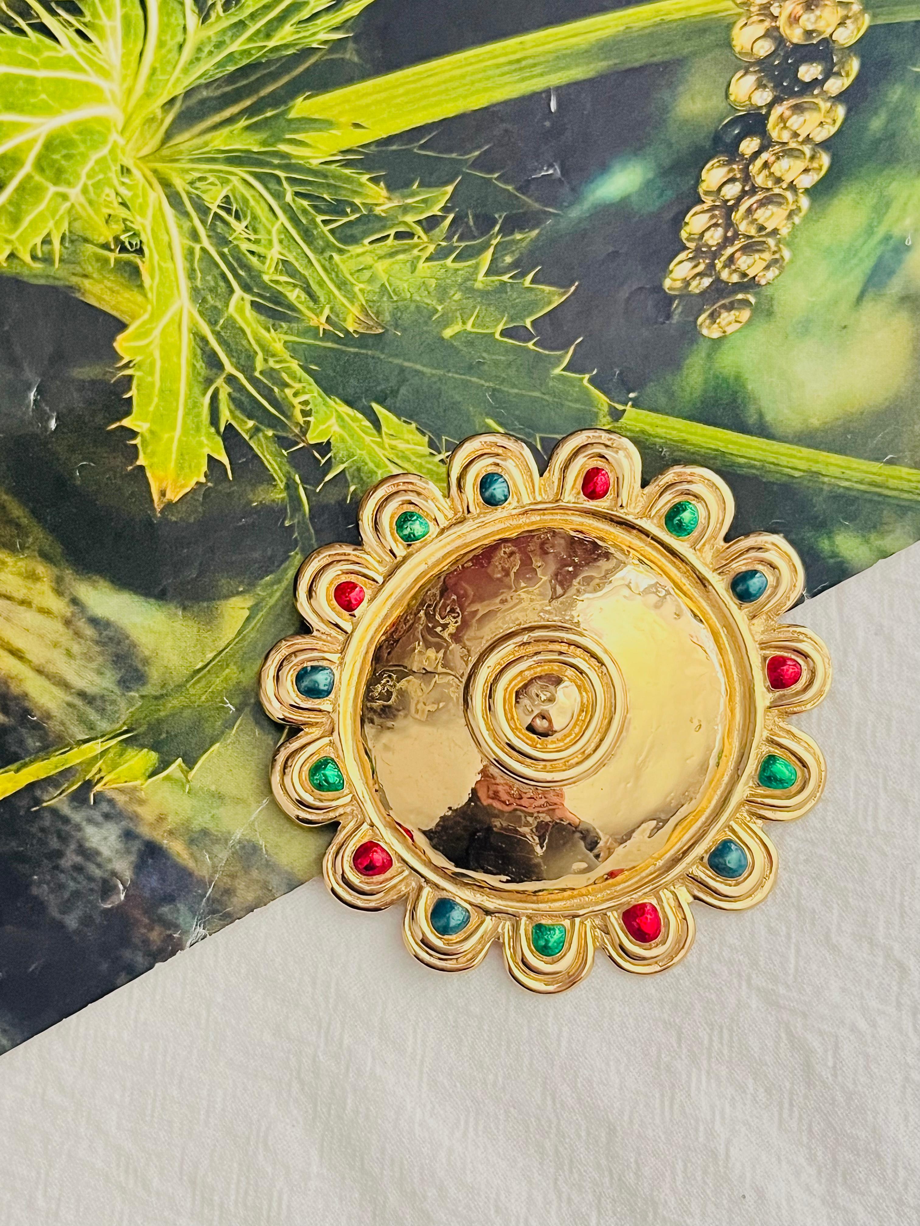 Christian Dior Vintage Esmeralda masiva Rubí Zafiro Cabujón Escudo Broche de oro en Excelente Estado en Wokingham, England