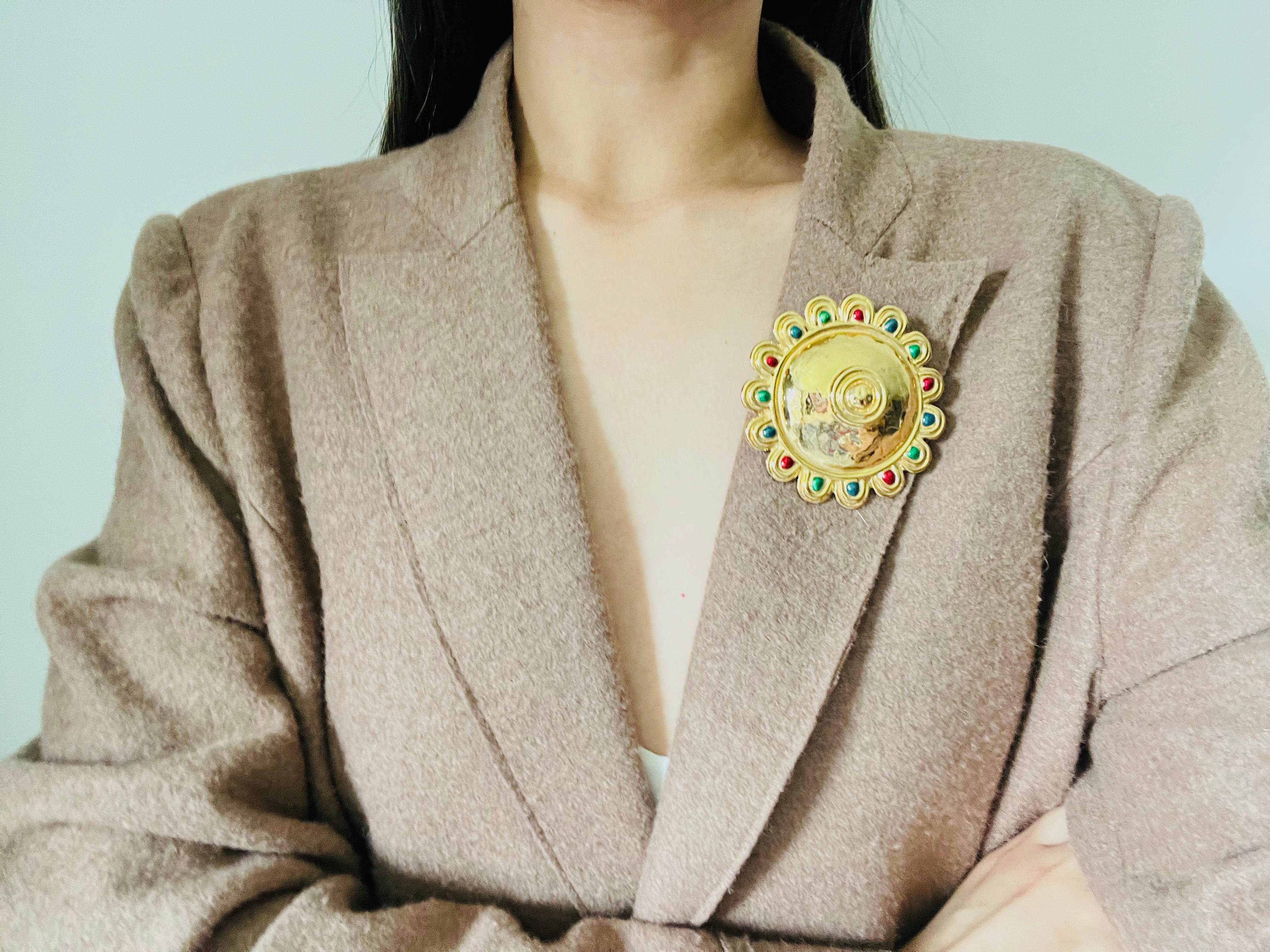 Christian Dior Vintage Esmeralda masiva Rubí Zafiro Cabujón Escudo Broche de oro 2