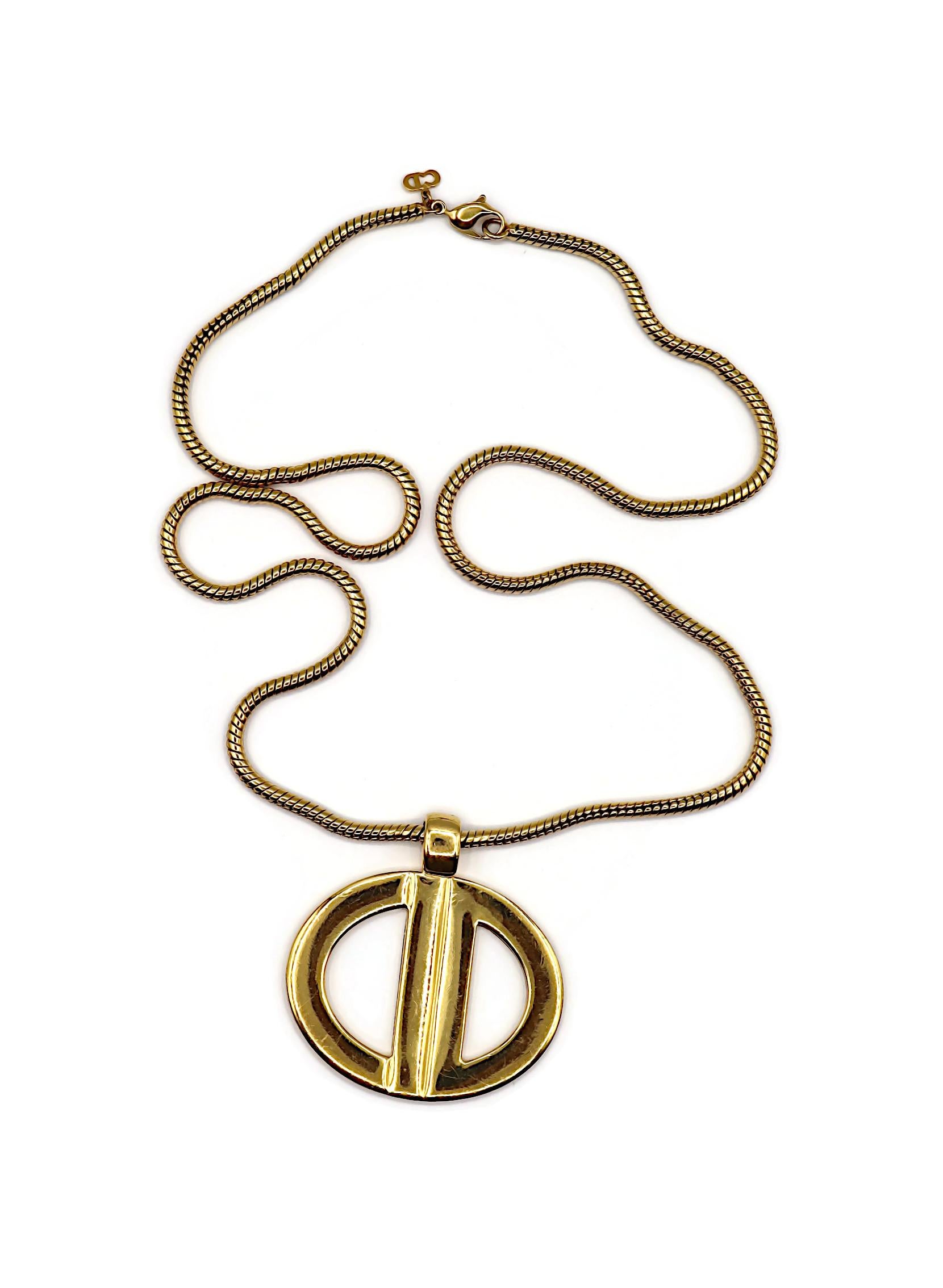 CHRISTIAN DIOR Vintage Massive Gold Tone CD Logo Pendant Necklace In Good Condition For Sale In Nice, FR