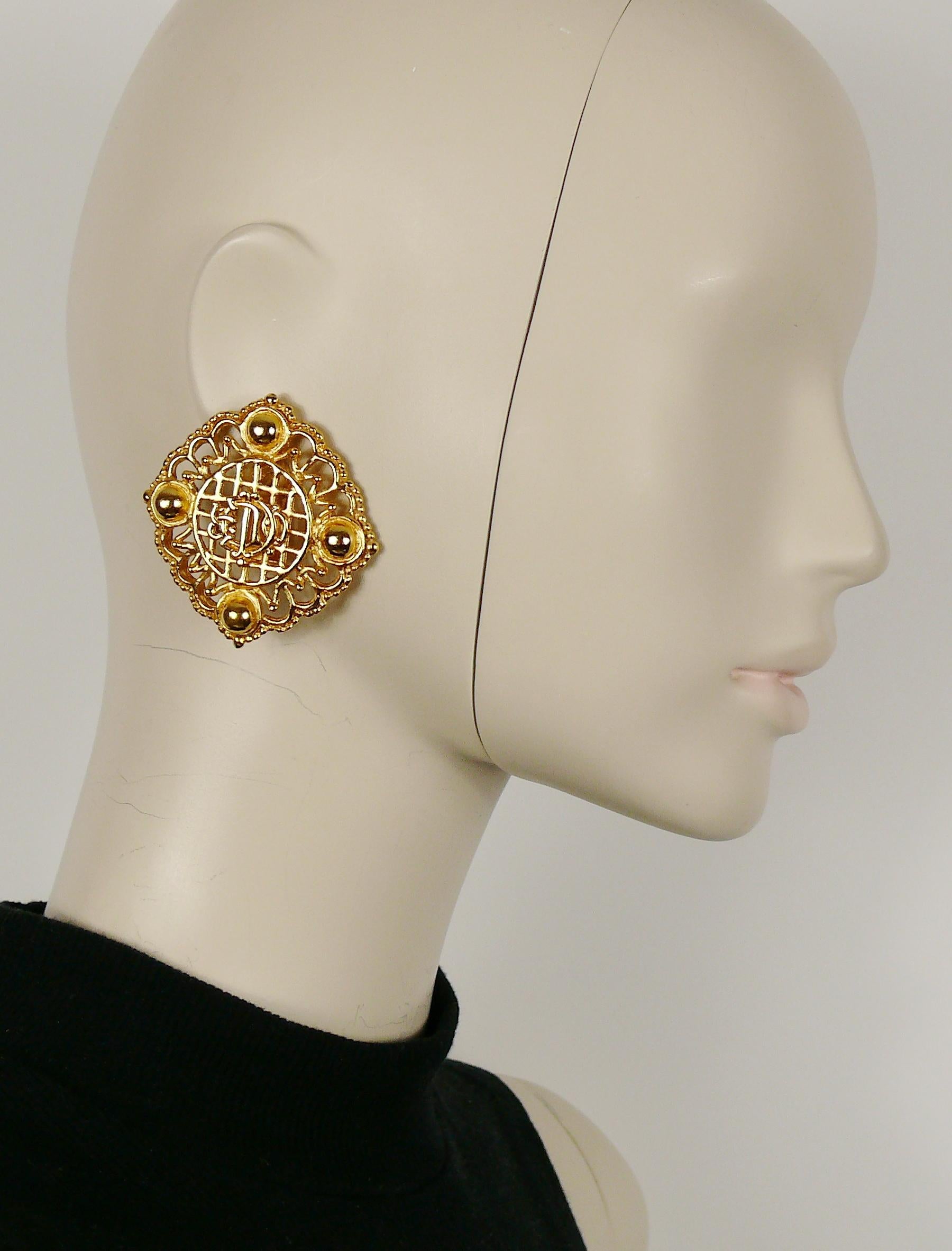 CHRISTIAN DIOR vintage massive gold toned openwork logo clip-on earrings.

Marked CHR. DIOR © Germany.

Indicative measurements : approx. 5.2 cm x 5.4 cm (2.05 inches x 2.13 inches).

IMPORTANT INFORMATION
Please note that one logo is reversed as