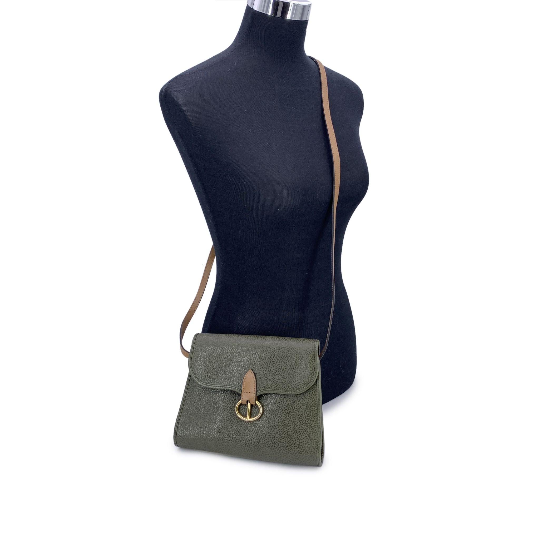 Clin d'œil raffiné au chic utilitaire, ce sac à bandoulière vintage Christian Dior est un trésor rare en cuir vert militaire, alliant sans effort structure et élégance. La garniture et la bandoulière en cuir beige contrastant ajoutent de la chaleur