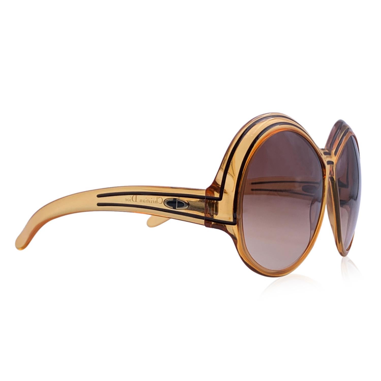 Vintage Christian Dior Sonnenbrille in Übergröße, Mod. 2040 - Spalte 10. Orangefarbener Optyl-Rahmen mit brauner Streifenverzierung. Original 100% Total UVA/UVB-Schutz in braunem Farbverlauf. CD-Logo auf den Bügeln. Hergestellt in