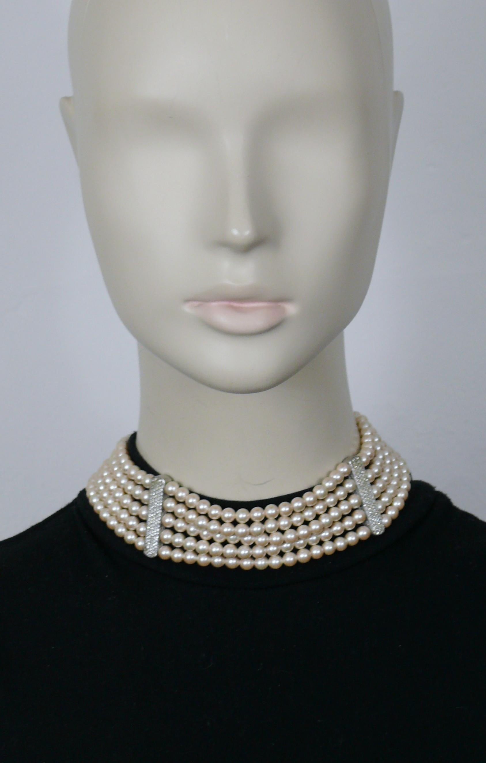 CHRISTIAN DIOR Vintage-Halskette mit fünf Strängen aus Kunstperlen, verziert mit klaren Kristallen.

Karabiner-Verschluss.
Verlängerungskette.

Geprägte CHR. DIOR.

Ungefähre Maße: Länge von ca. 38 cm (14,96 Zoll) bis ca. 42 cm (16,54 Zoll) / Breite
