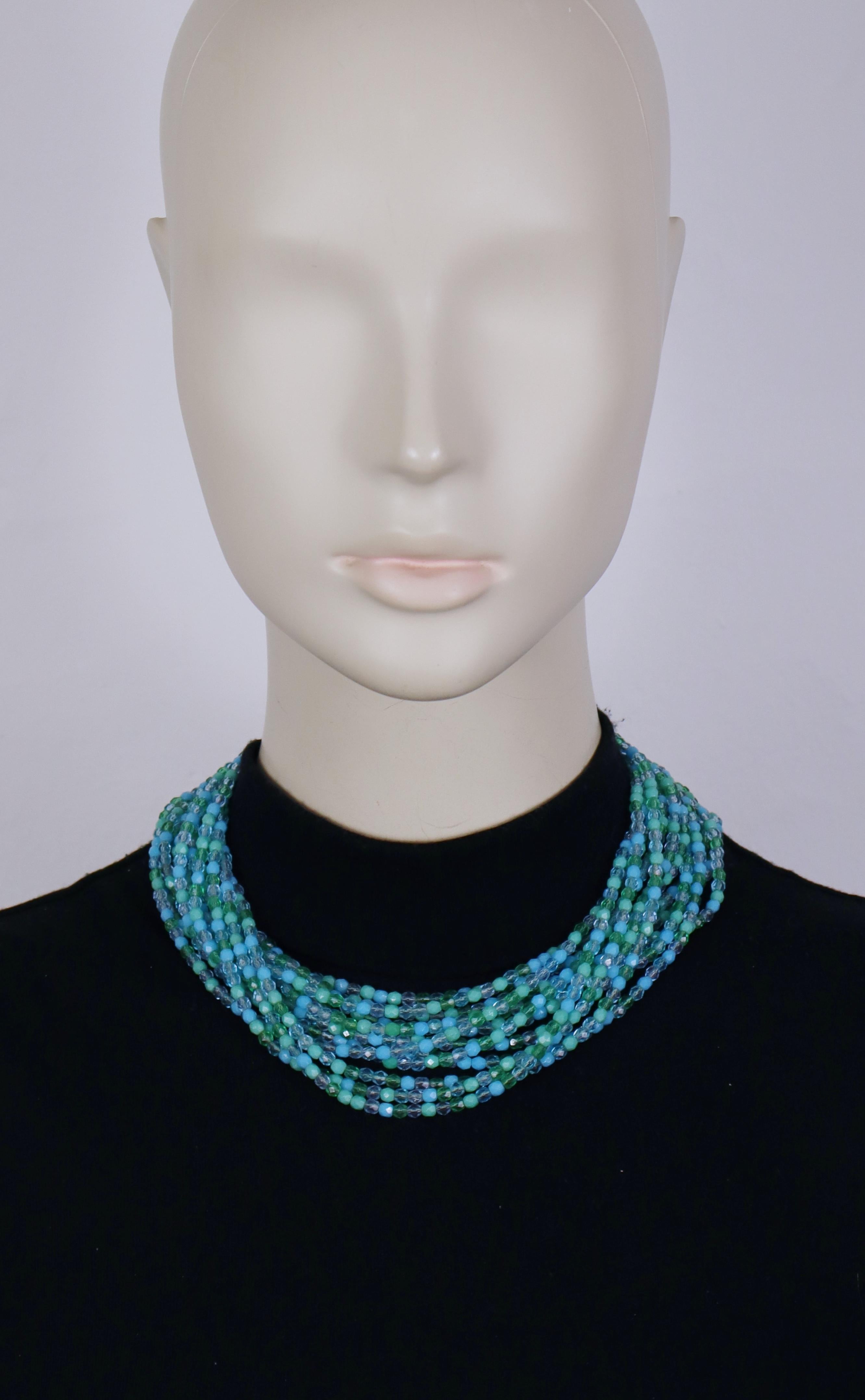 Collana vintage a più fili di CHRISTIAN DIOR con perline in resina di colore blu/verde.

Chiusura a scatola rotonda impreziosita da un cabochon in vetro marmorizzato blu.

In rilievo 19 CHR. DIOR 66 Germania.

Misure indicative: lunghezza circa 44,5
