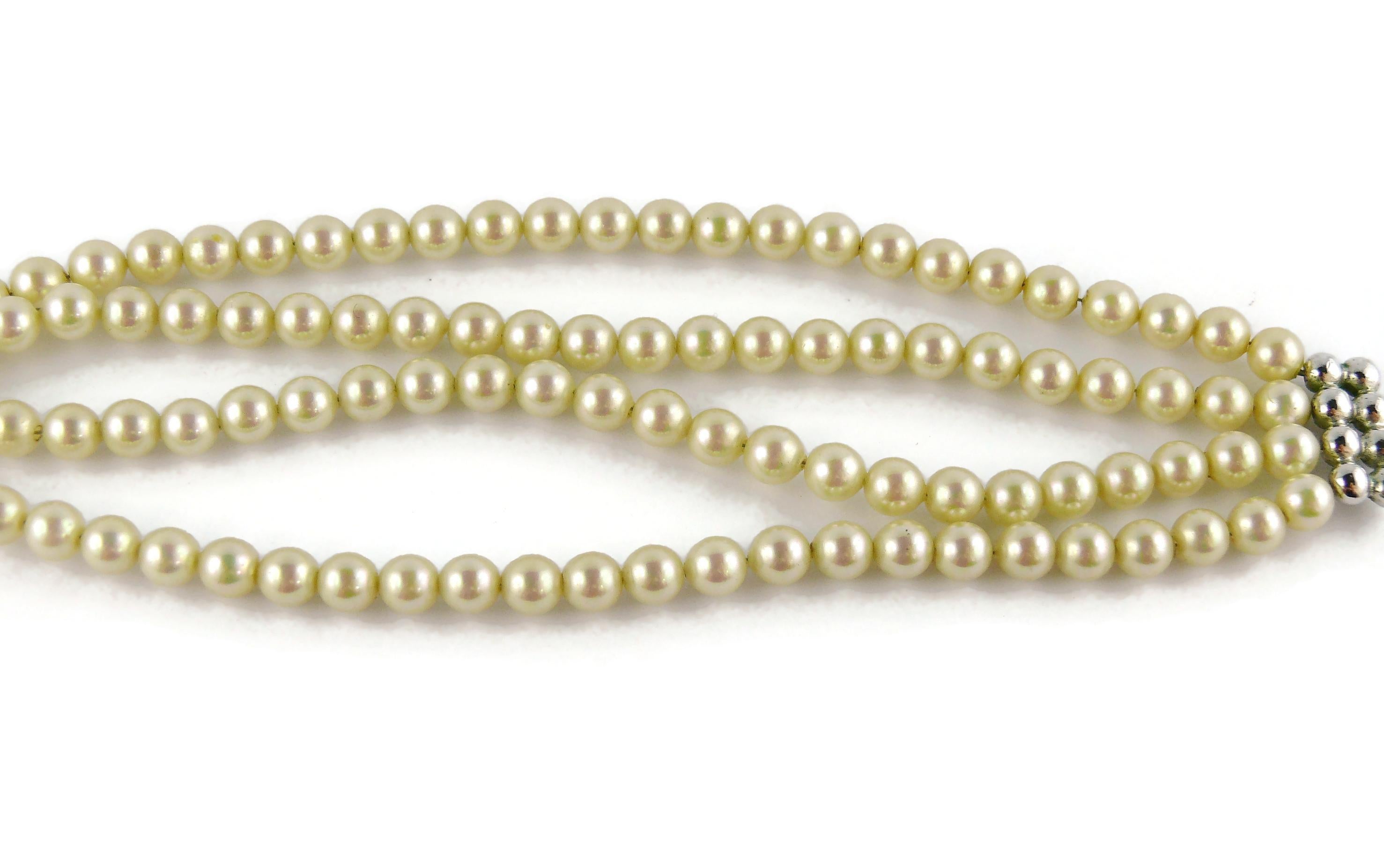 Christian Dior Vintage Mehrstrang Perlen Logo Choker Halskette im Angebot 3