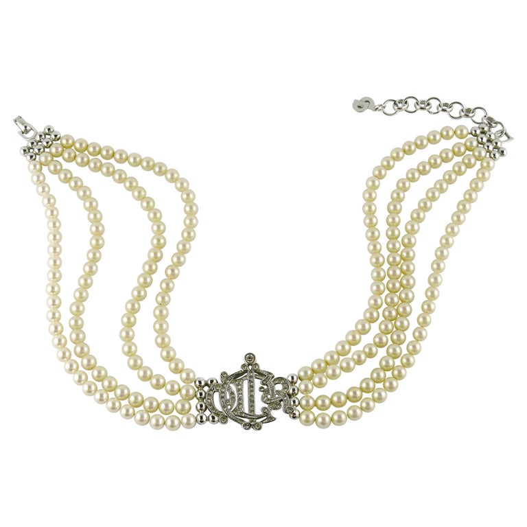 Politieagent Vertellen Paine Gillic Christian Dior Vintage Multi Strand Pearl Logo Choker Necklace For Sale at  1stDibs | multi strand pearl necklace choker