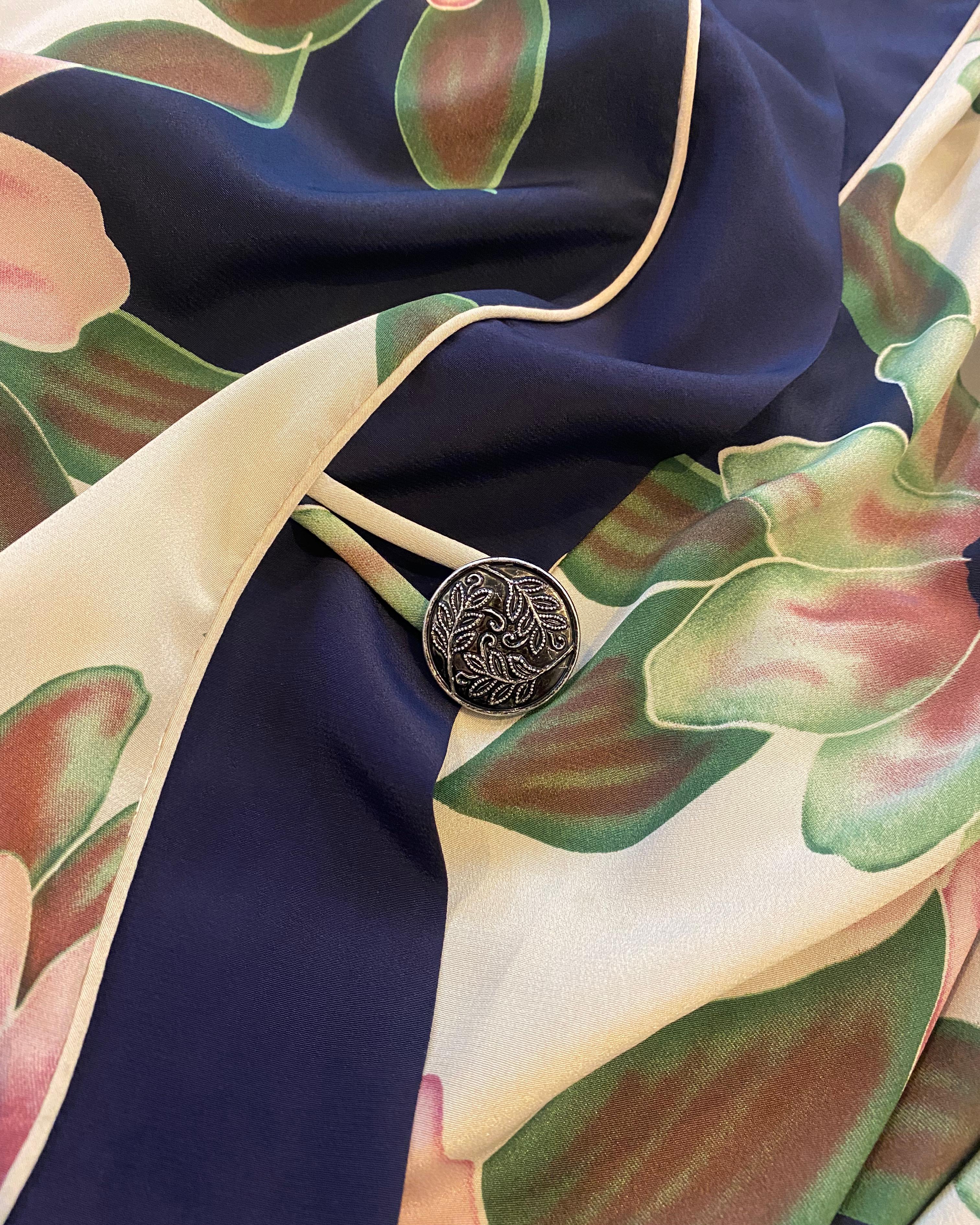 Christian Dior Vintage Marineblaues übergroßes Kleidmantel-Nachtkleid mit Blumenmuster im Angebot 9