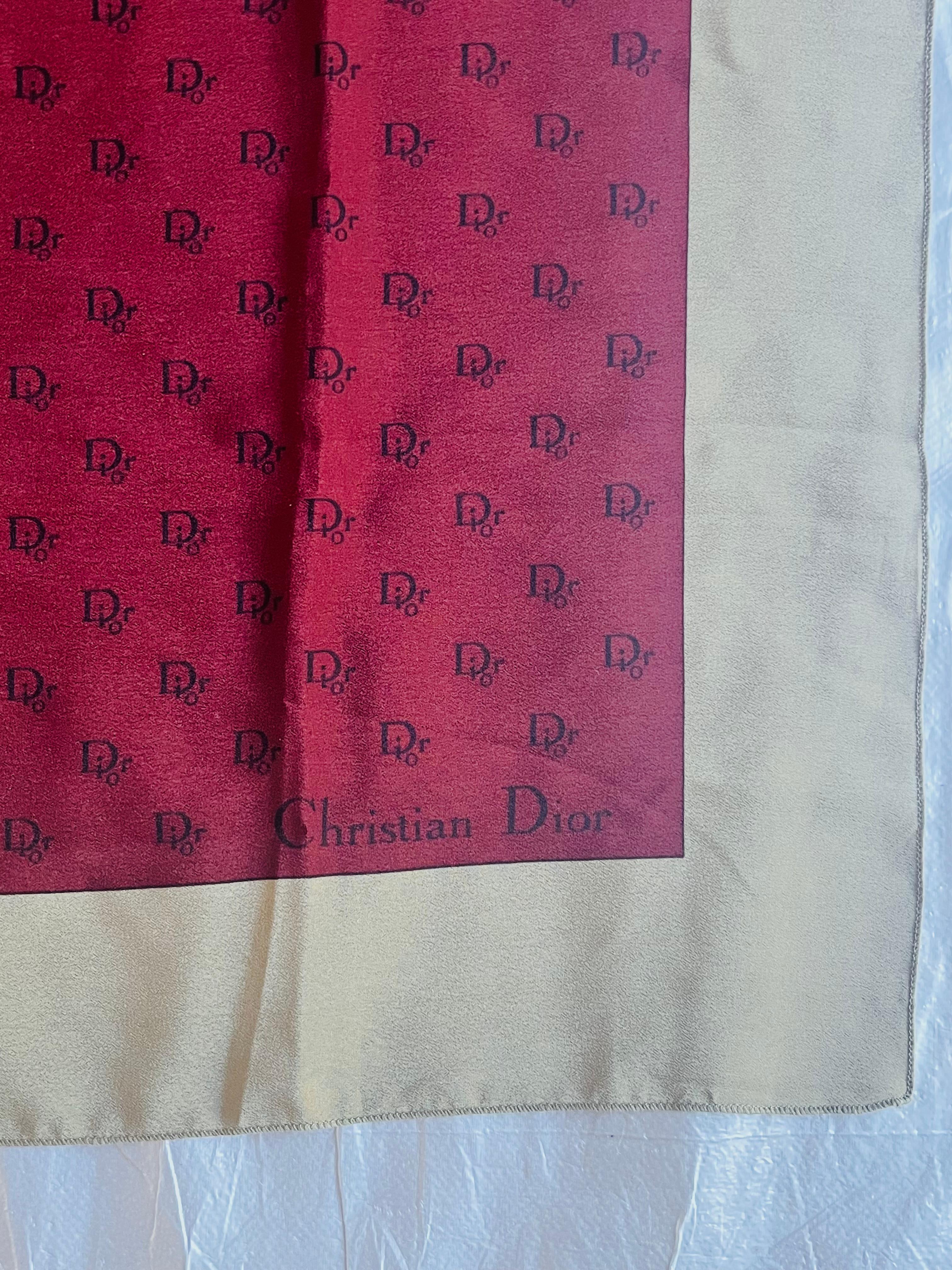 Christian Dior Vintage Schräg geschnittenes Logo Monogramm Burgundergrauer quadratischer Seidenschal  im Zustand „Neu“ im Angebot in Wokingham, England