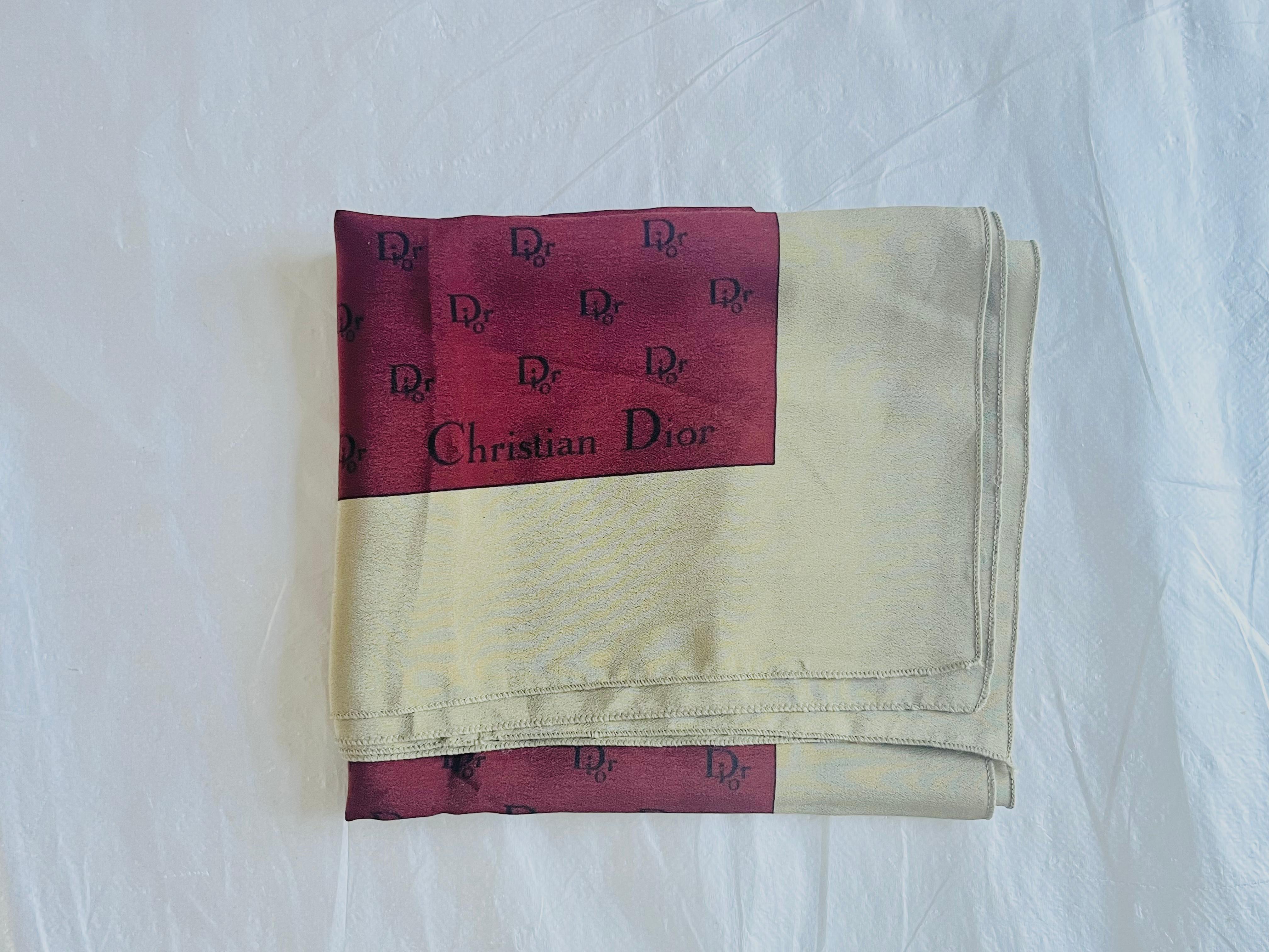 Christian Dior - Écharpe carrée en soie grise bourgogne avec logo et monogramme, vintage  en vente 1