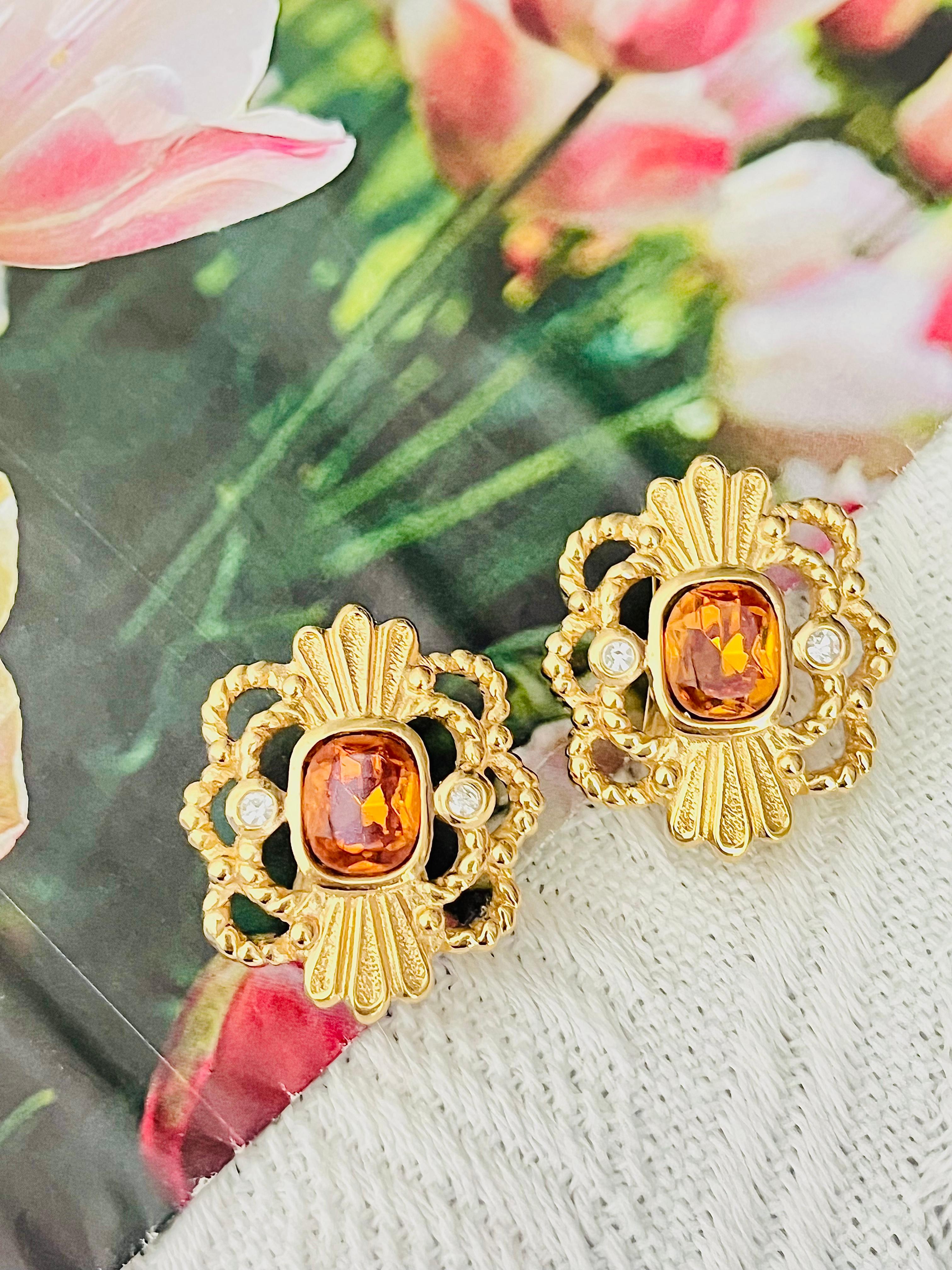 Christian Dior Vintage 1970s Baroque Oval Citrine Topaz Yellow Amber Orange Crystals Openwork Flower Rope Modernist Elegant Clip Earrings, Gold Tone

Very excellent condition. Very new. Rare to find. 100% genuine.

A very beautiful pair of clip on