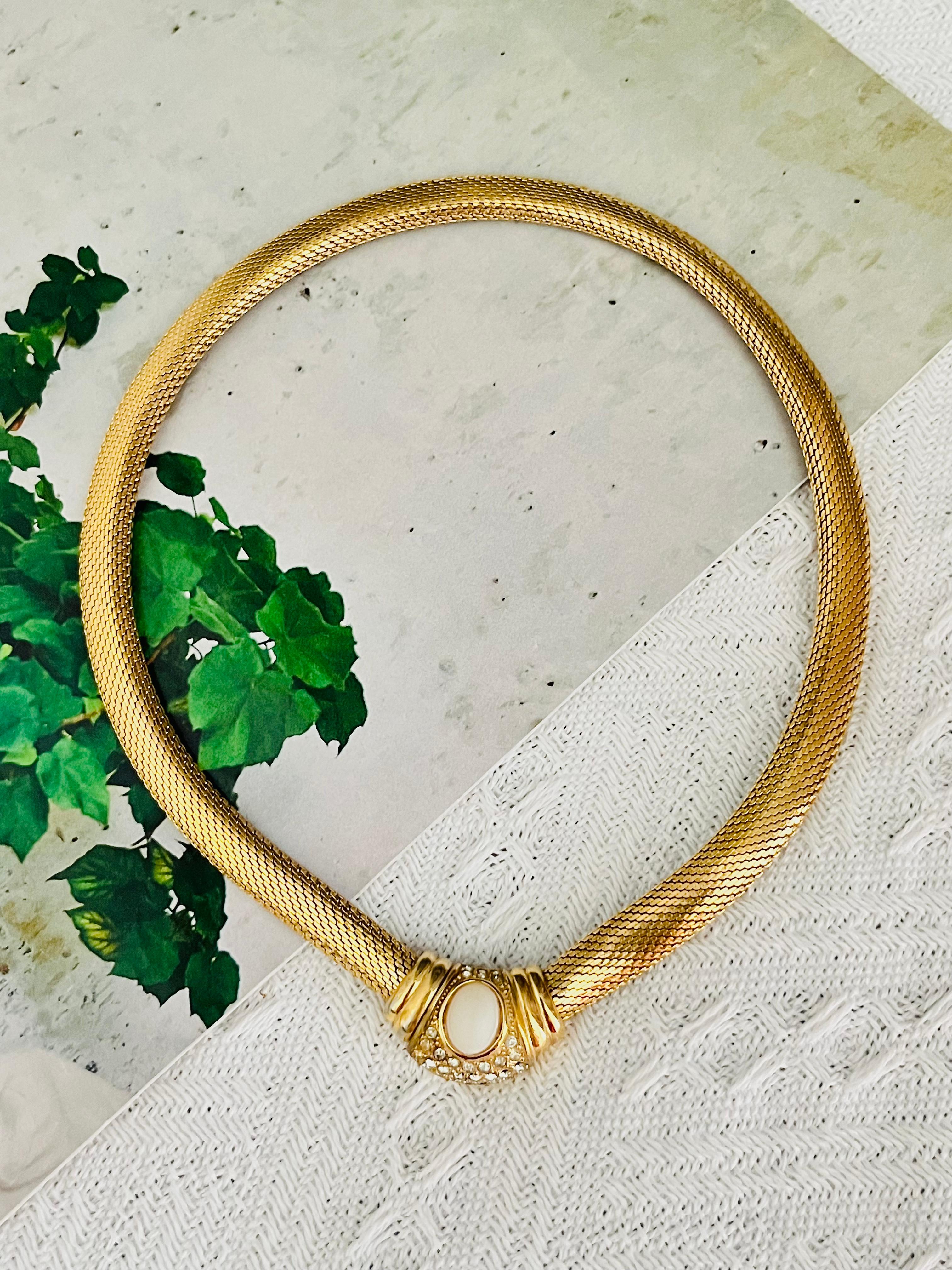 Christian Dior Vintage 1970s Oval Milchig Weiß Oval Stein Kristalle Knopf Anhänger Mesh Snake Omega Elegant Modernist Kragen Choker Halskette, vergoldet

Guter Zustand. Einige Farbverluste und leichte Kratzer, kaum spürbar, wenn es tragen. 100%