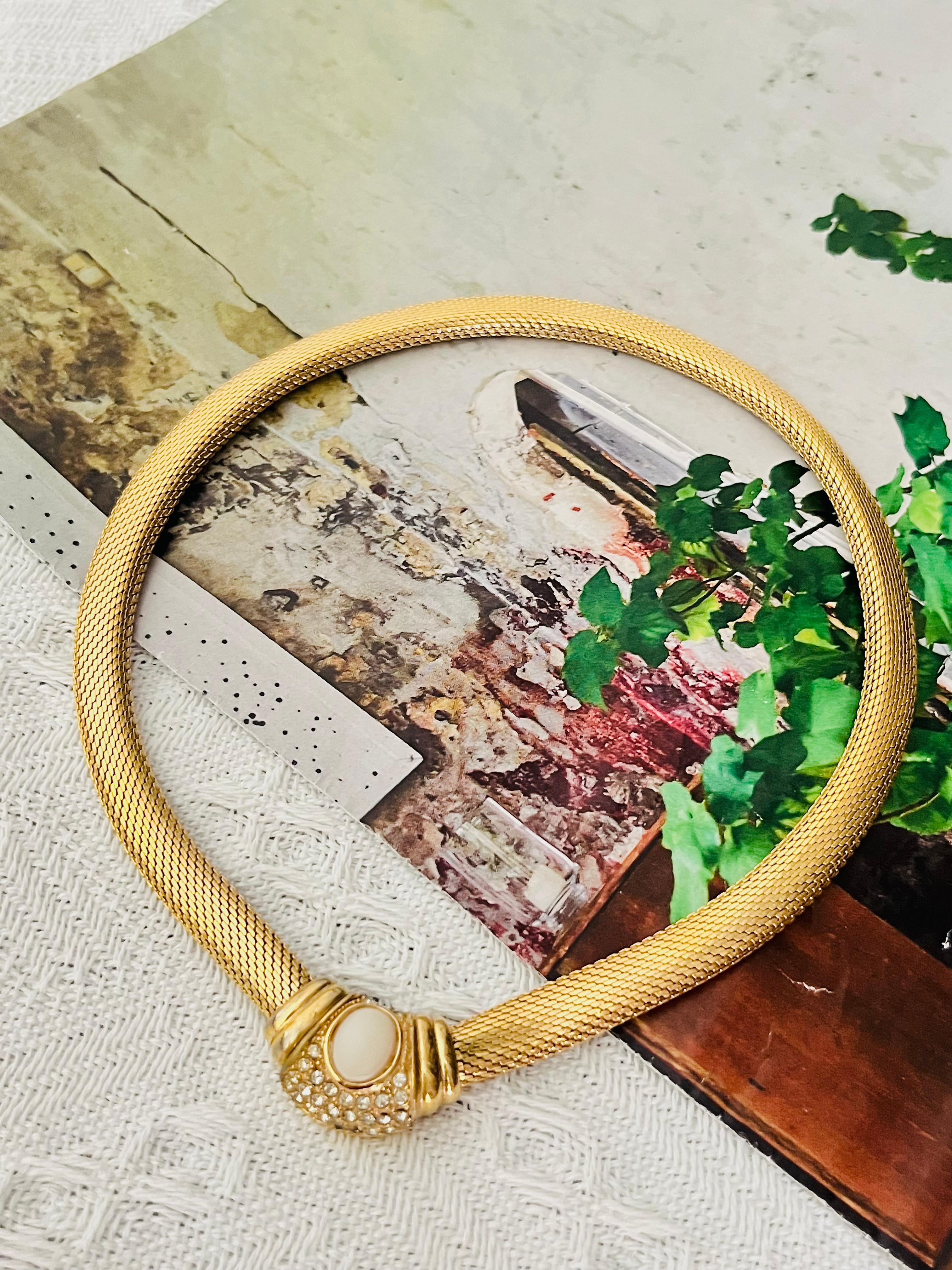 Christian Dior Vintage Oval Milchig Weiß Ovale Kristalle Knopf Omega Mesh Halskette (Art déco) im Angebot