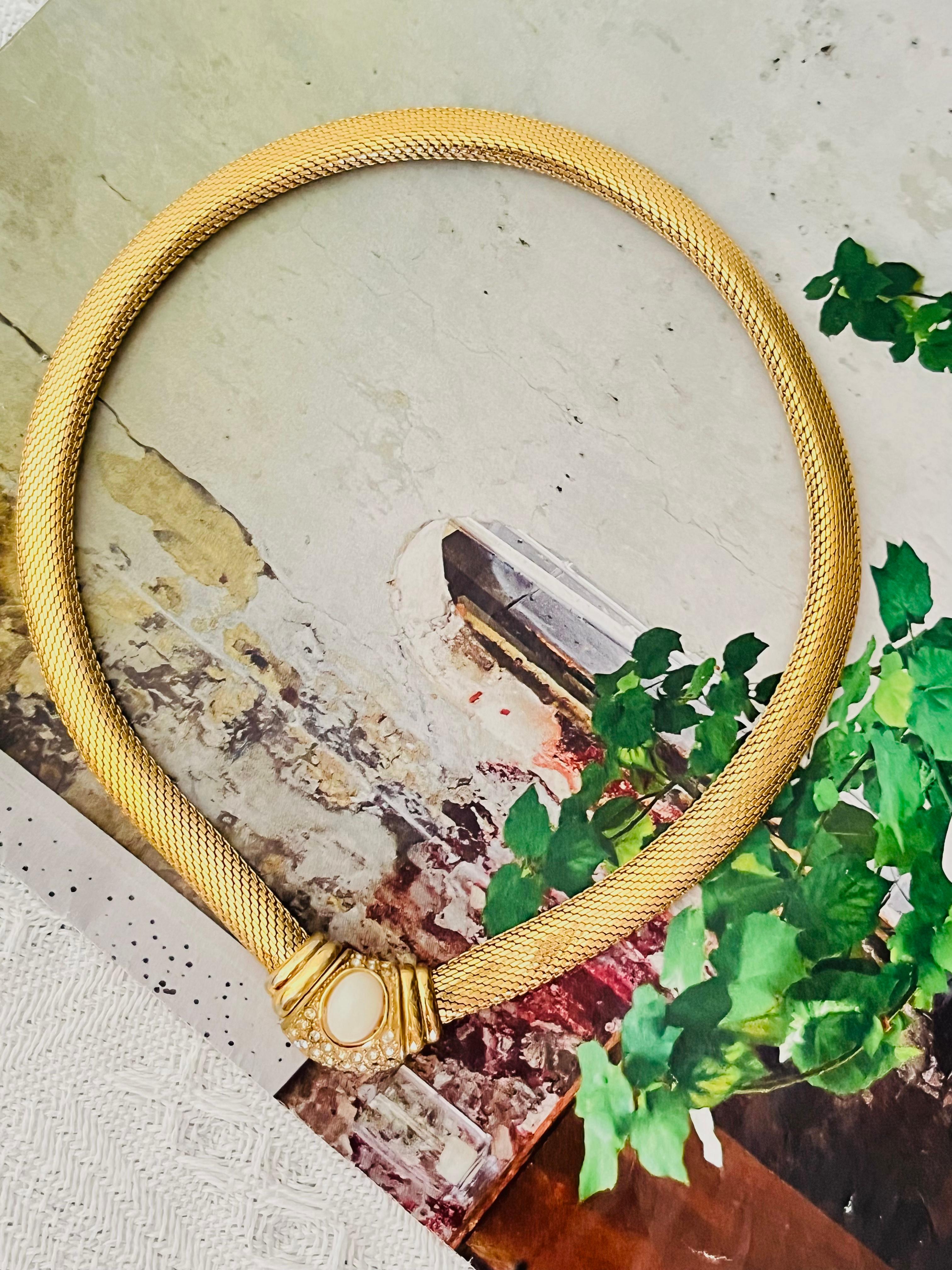 Christian Dior Vintage Oval Milchig Weiß Ovale Kristalle Knopf Omega Mesh Halskette im Zustand „Gut“ im Angebot in Wokingham, England