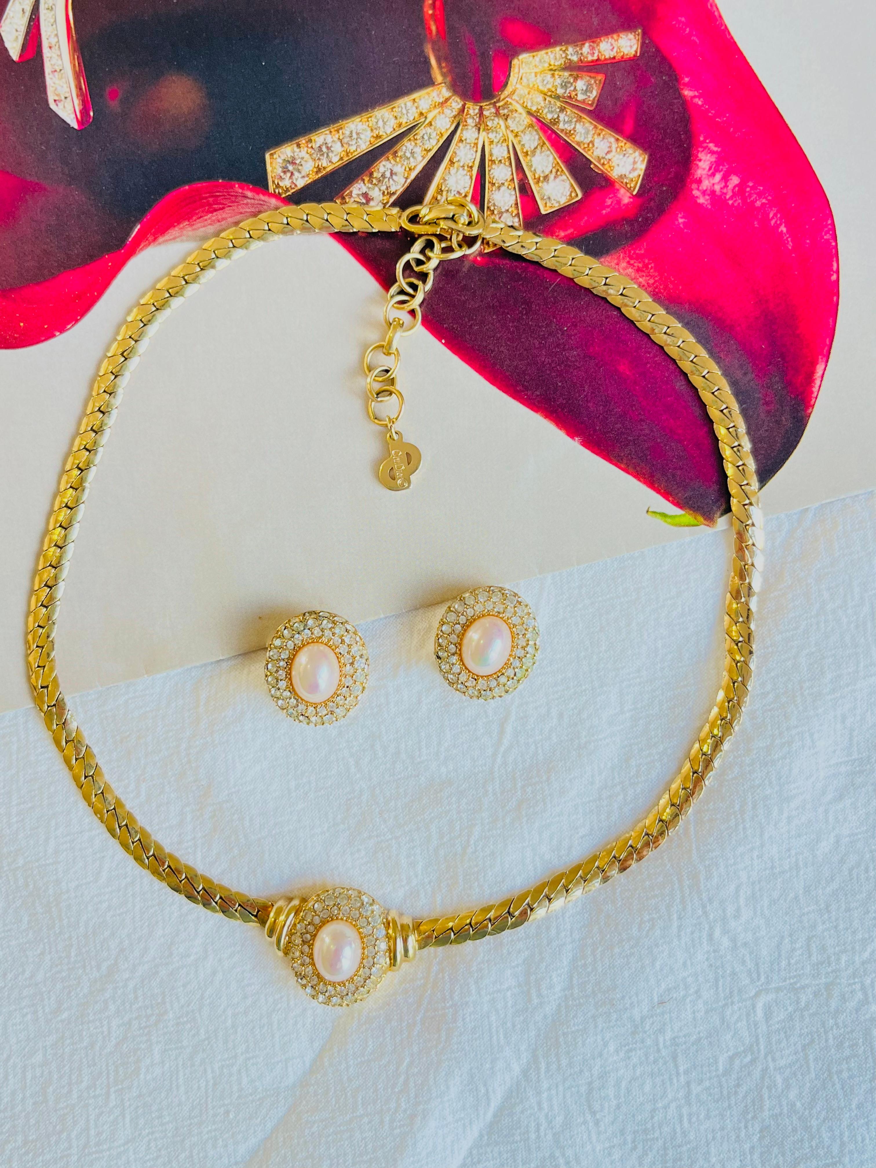 Christian Dior, boucles d'oreilles pendantes vintage en perles blanches ovales serties de cristaux Excellent état à Wokingham, England