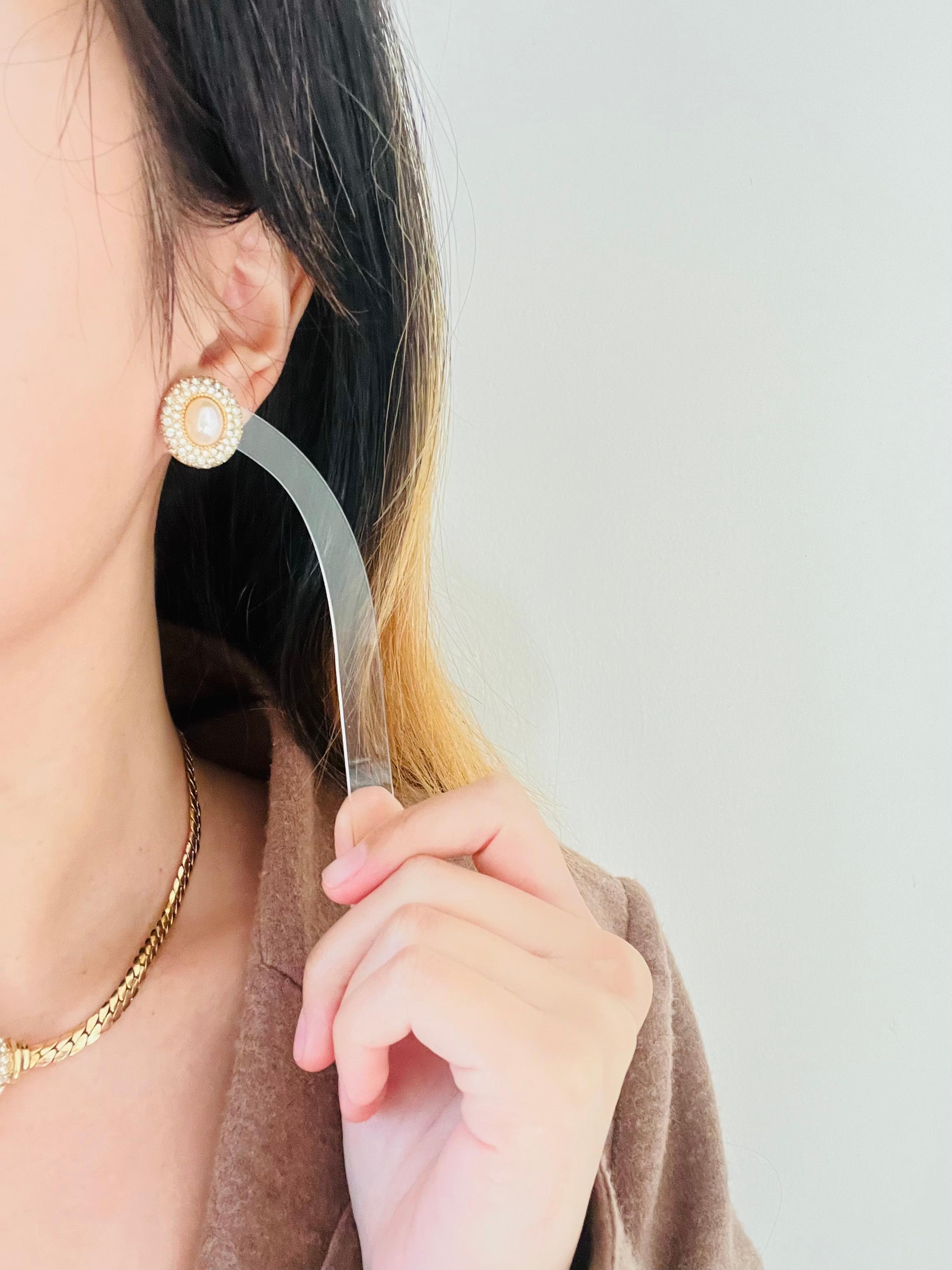 Christian Dior, boucles d'oreilles pendantes vintage en perles blanches ovales serties de cristaux 2
