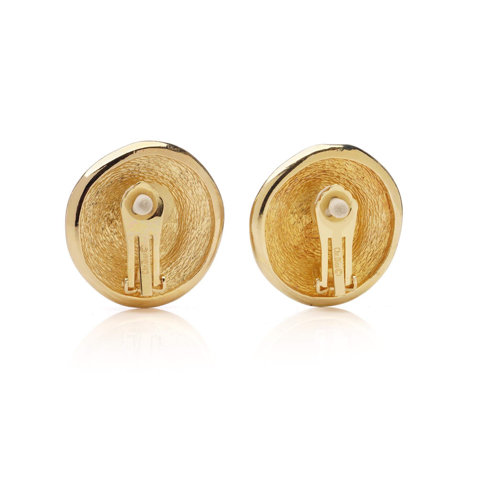 These vintage Christian Dior pearl clip-on earrings feature a bold 3.5cm circular gold-tone design embellished with luminous faux pearls. A statement piece of Dior costume jewellery.

Dimensions & Specifications:
Brand: Christian Dior
Type: Vintage