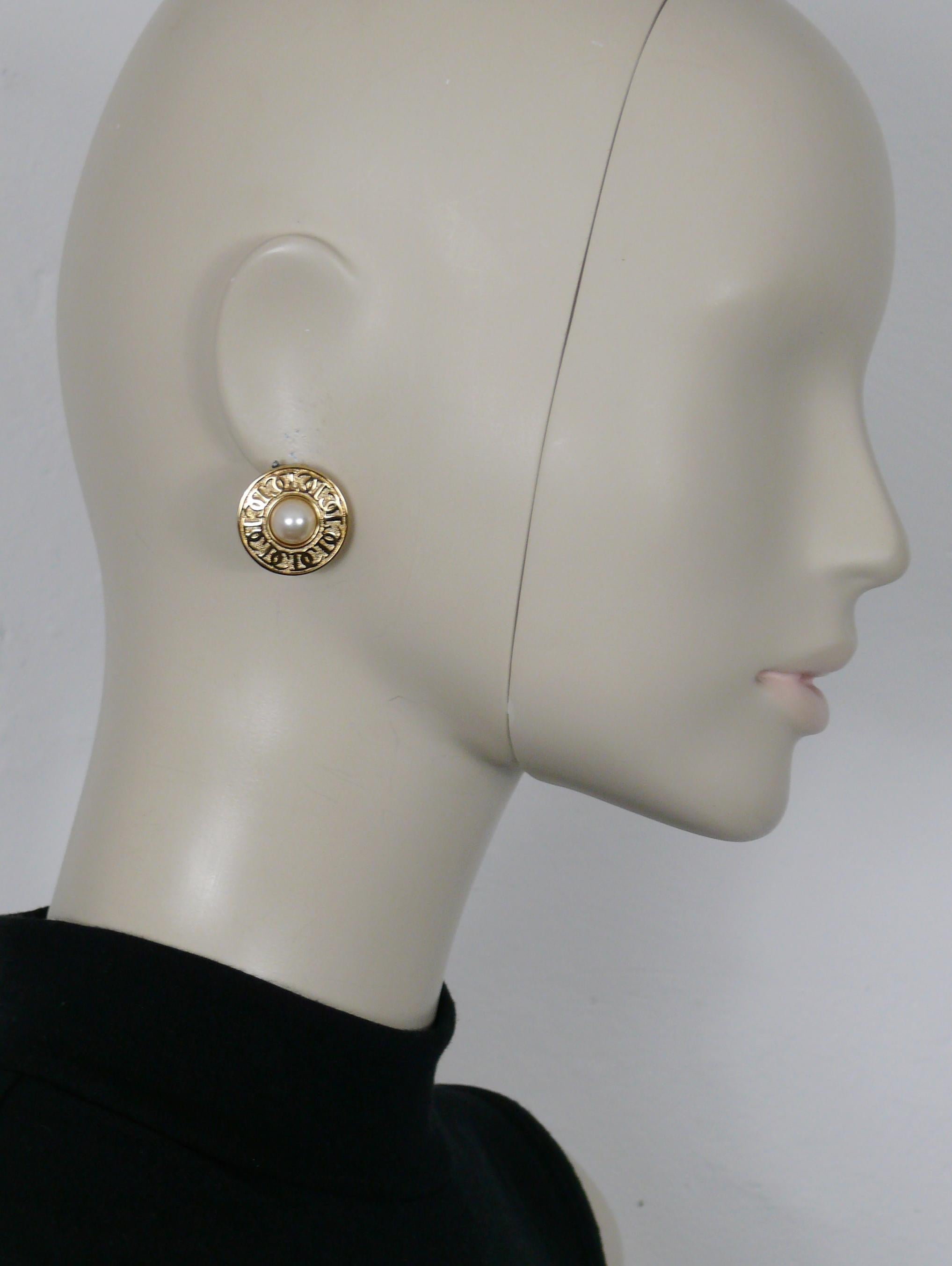 CHRISTIAN DIOR vintage gold toned clip-on earrings embossed with CD logos and embellished with a faux pearl at the center.

Embossed CHR. DIOR © Germany.

Indicative measurements : diameter approx. 2.2 cm (0.87 inch).

Weight per earring : approx. 9