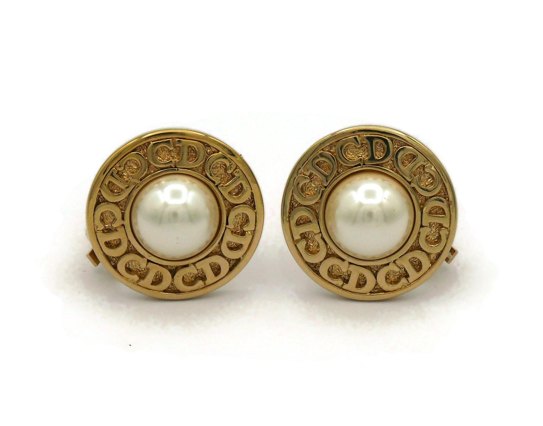 CHRISTIAN DIOR Vintage Pearl Logo Clip-On Earrings In Good Condition For Sale In Nice, FR