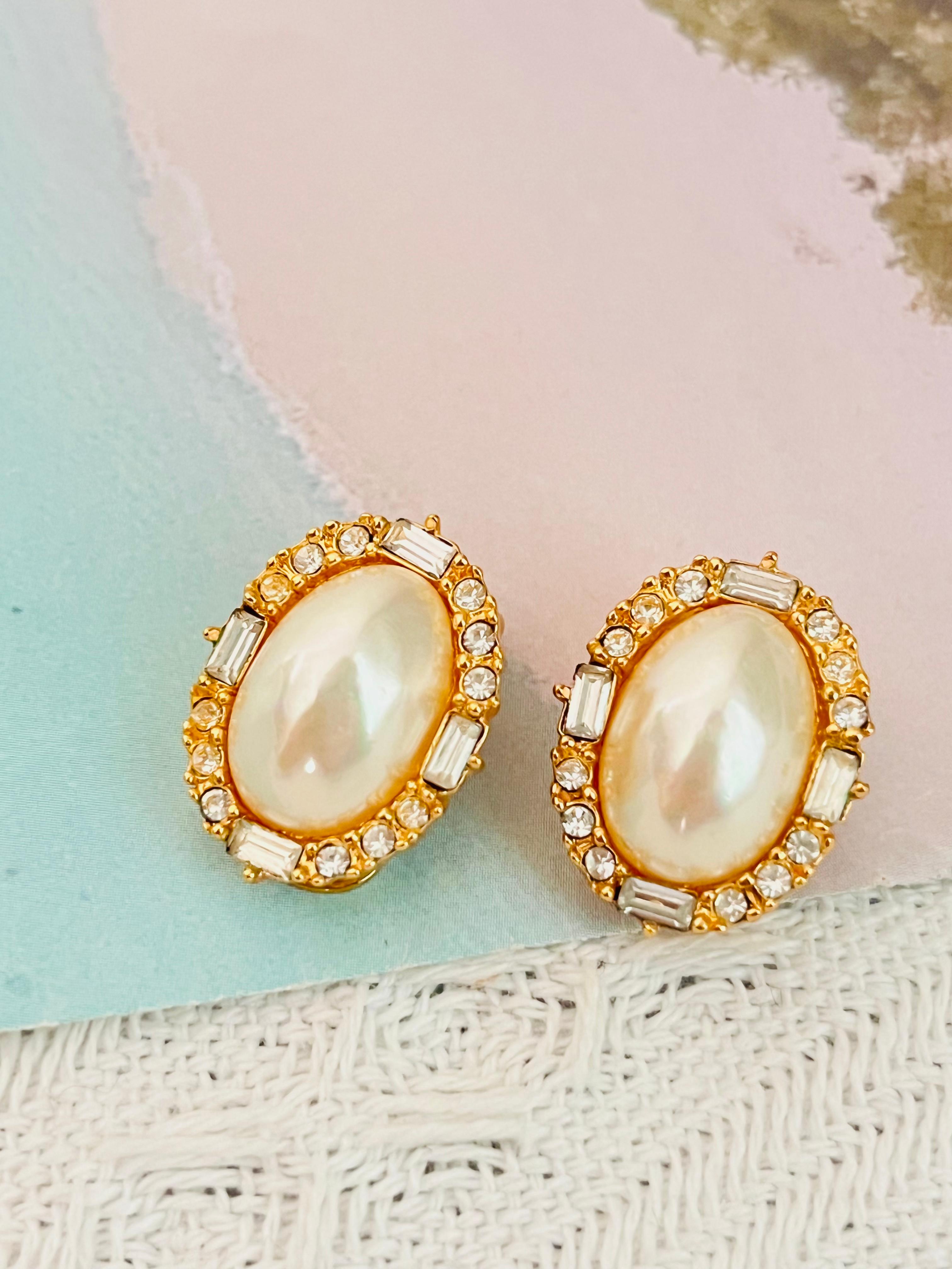 Christian Dior Vintage 1980s Large Oval White Pearl Rectangle Circle Round Crystals Elegant Modernist Clip Earrings, Gold Plated

Very excellent condition. 100% Genuine.

A very beautiful pair of earrings by Chr. DIOR, signed at the back.