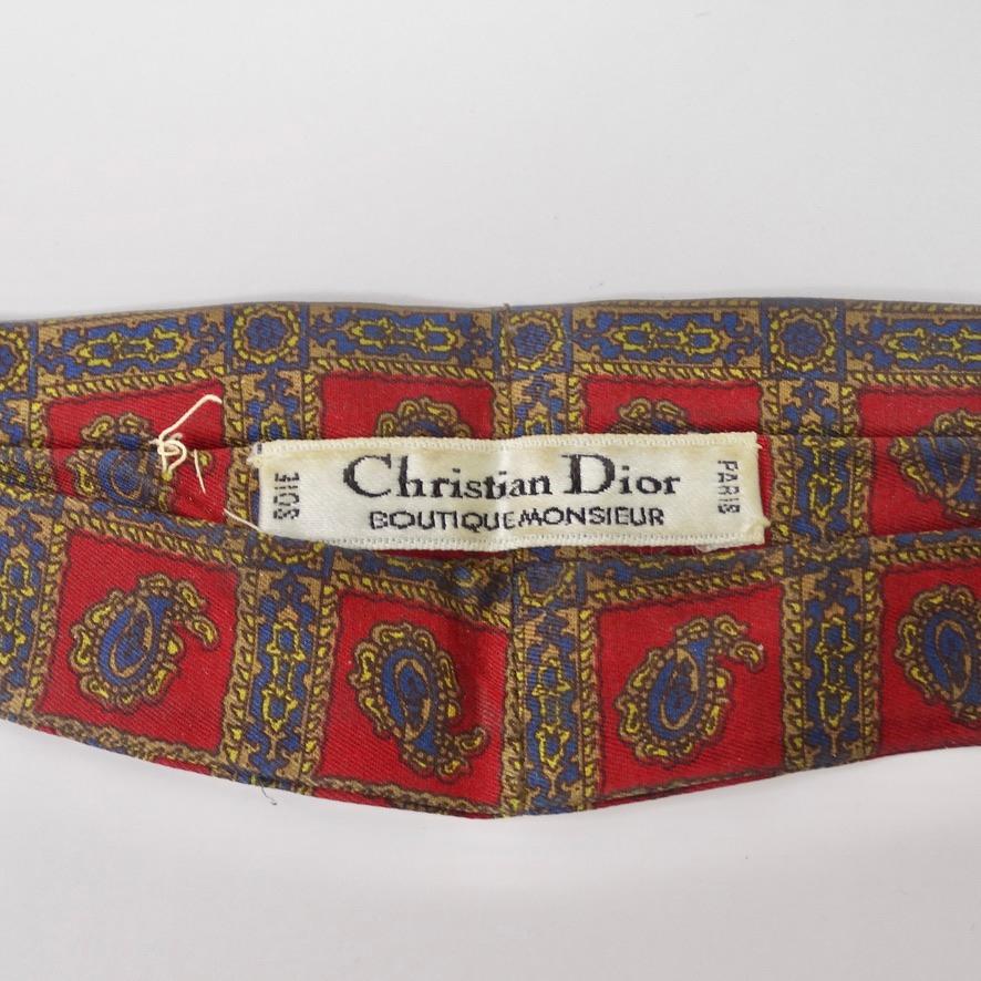 Sichern Sie sich diesen zeitlosen Christian Dior-Schal aus den 1960er Jahren! Die burgunderrote 100%ige Seide ist mit einem marineblauen, gelben und beigen Paisleymuster durchzogen, das dieses klassische und schicke Kleidungsstück ausmacht. Dieser