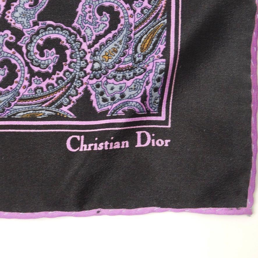 Ne manquez pas ce foulard intemporel de Christian Dior datant des années 1980 ! Un magnifique motif paisley violet est imprimé sur 100 % de soie et complété par une bordure noire pour créer ce classique et chic. La façon idéale de compléter votre