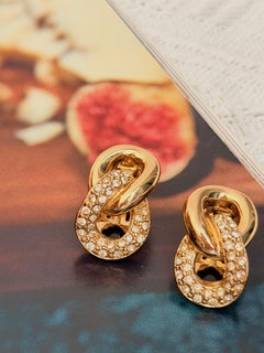 Orecchini Christian Dior vintage in oro con cristalli rari, a forma di nodo intrecciato e cerchi intrecciati